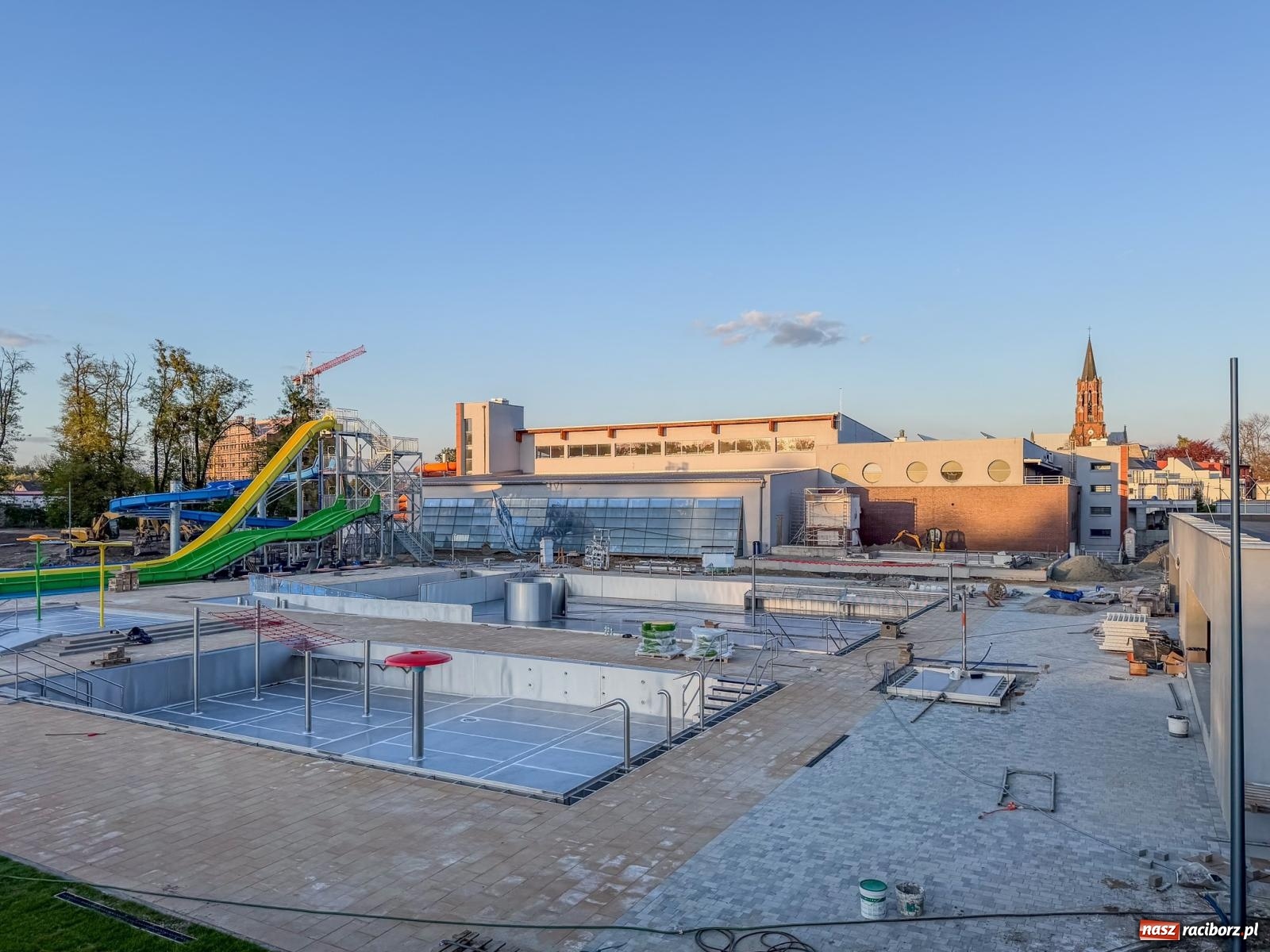 Zdjęcie w galerii na portalu naszraciborz.pl: Tak wyglądają dziś nowe baseny na Ostrogu. Prezydent zapowiada otwarcie w czerwcu, opozycja ma wątpliwości [FOTO] wiadomości z regionu