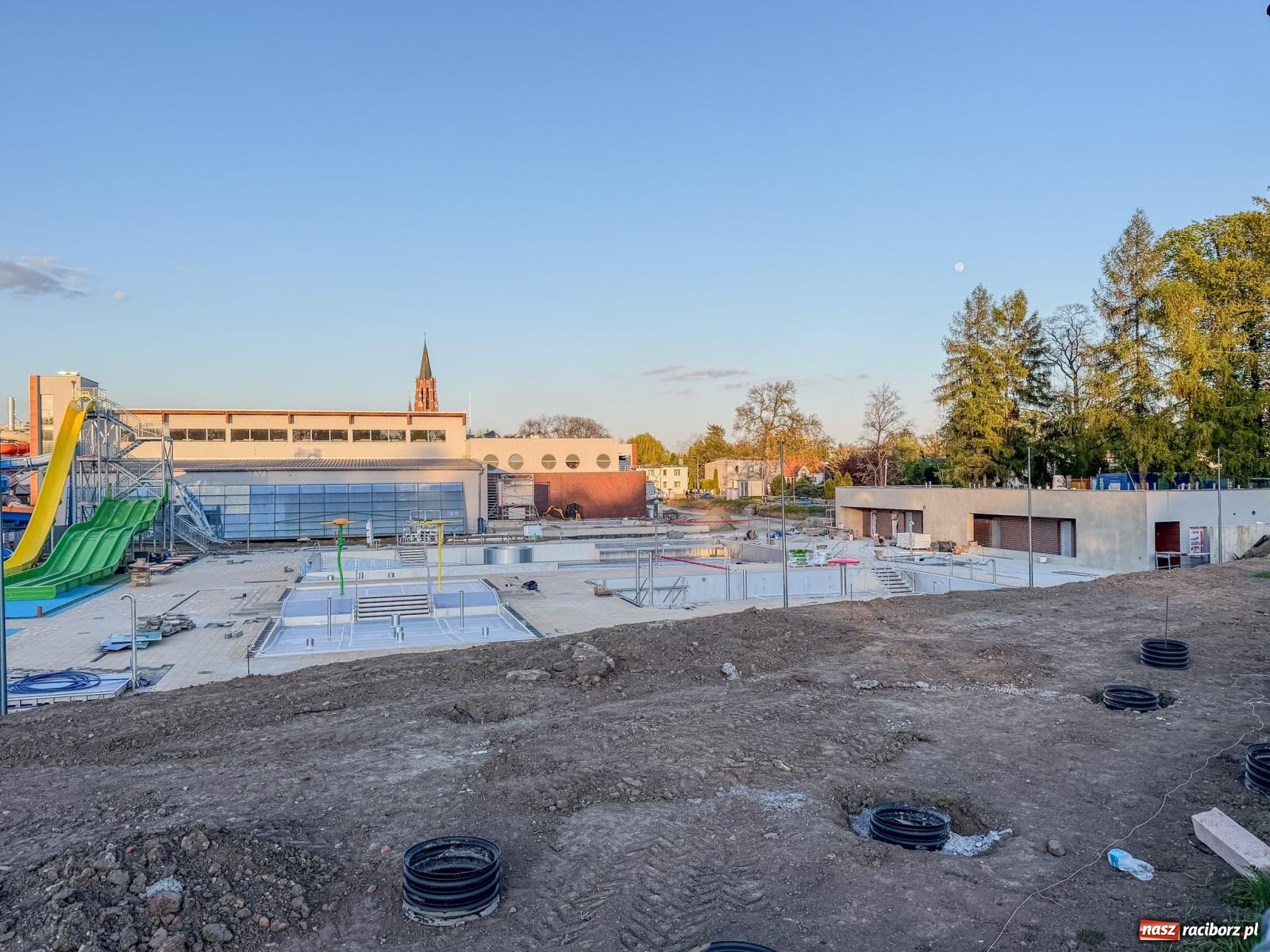 Zdjęcie w galerii na portalu naszraciborz.pl: Tak wyglądają dziś nowe baseny na Ostrogu. Prezydent zapowiada otwarcie w czerwcu, opozycja ma wątpliwości [FOTO] wiadomości z regionu