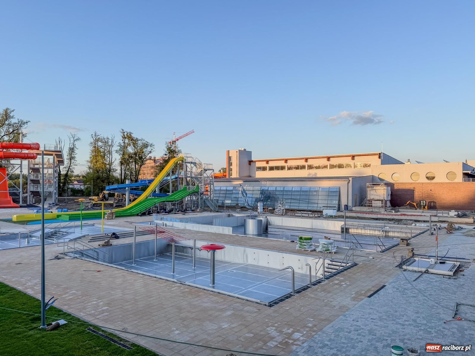 Zdjęcie w galerii na portalu naszraciborz.pl: Tak wyglądają dziś nowe baseny na Ostrogu. Prezydent zapowiada otwarcie w czerwcu, opozycja ma wątpliwości [FOTO] wiadomości z regionu