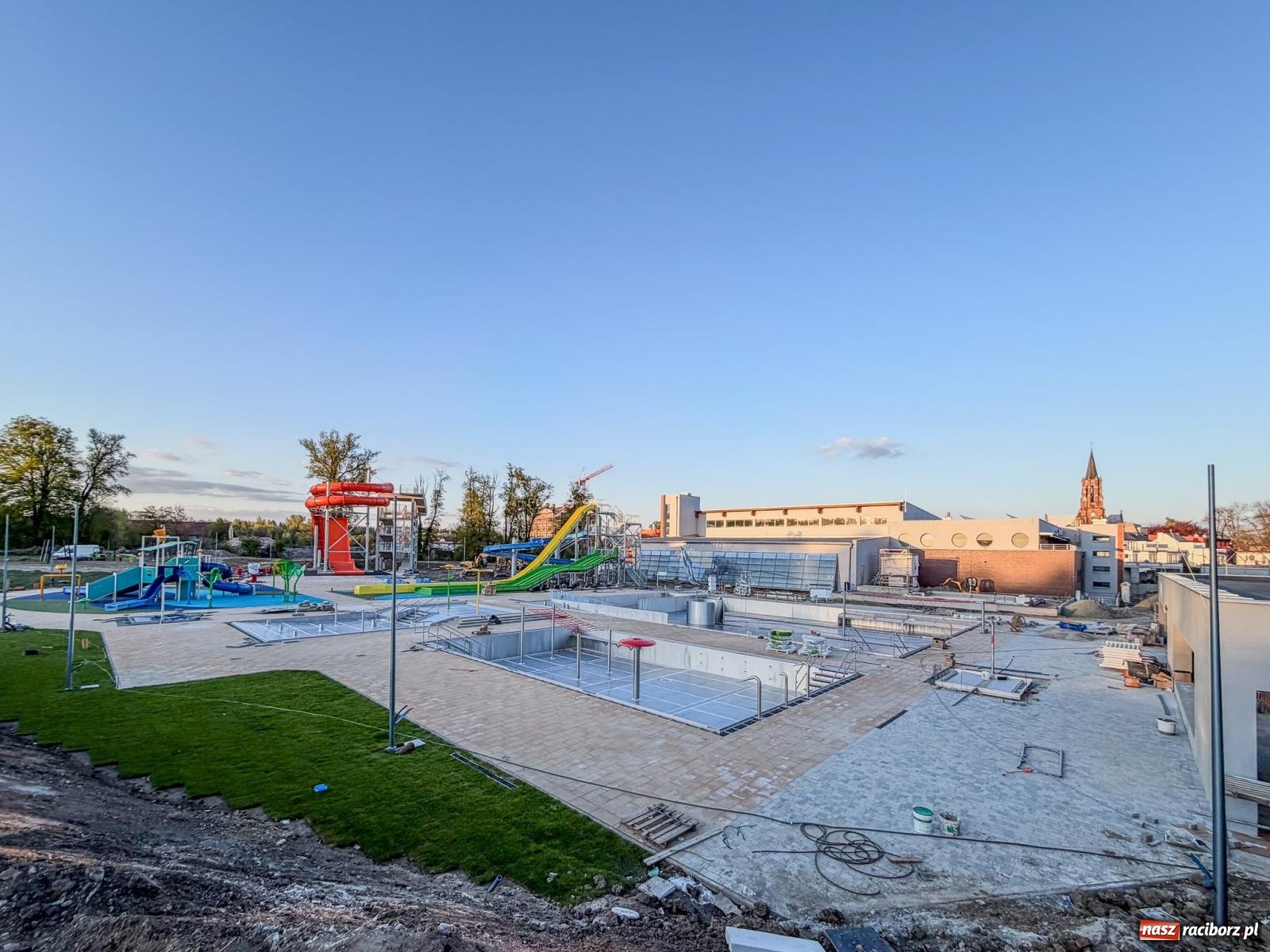 Zdjęcie w galerii na portalu naszraciborz.pl: Tak wyglądają dziś nowe baseny na Ostrogu. Prezydent zapowiada otwarcie w czerwcu, opozycja ma wątpliwości [FOTO] wiadomości z regionu