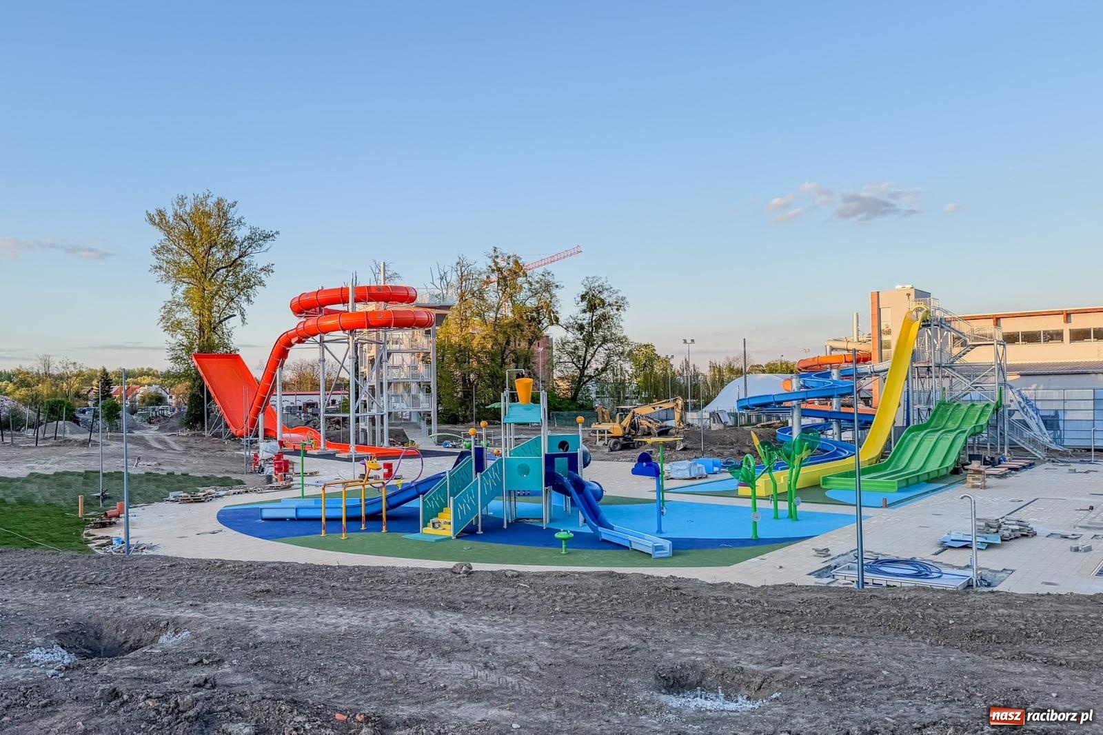 Zdjęcie w galerii na portalu naszraciborz.pl: Tak wyglądają dziś nowe baseny na Ostrogu. Prezydent zapowiada otwarcie w czerwcu, opozycja ma wątpliwości [FOTO] wiadomości z regionu