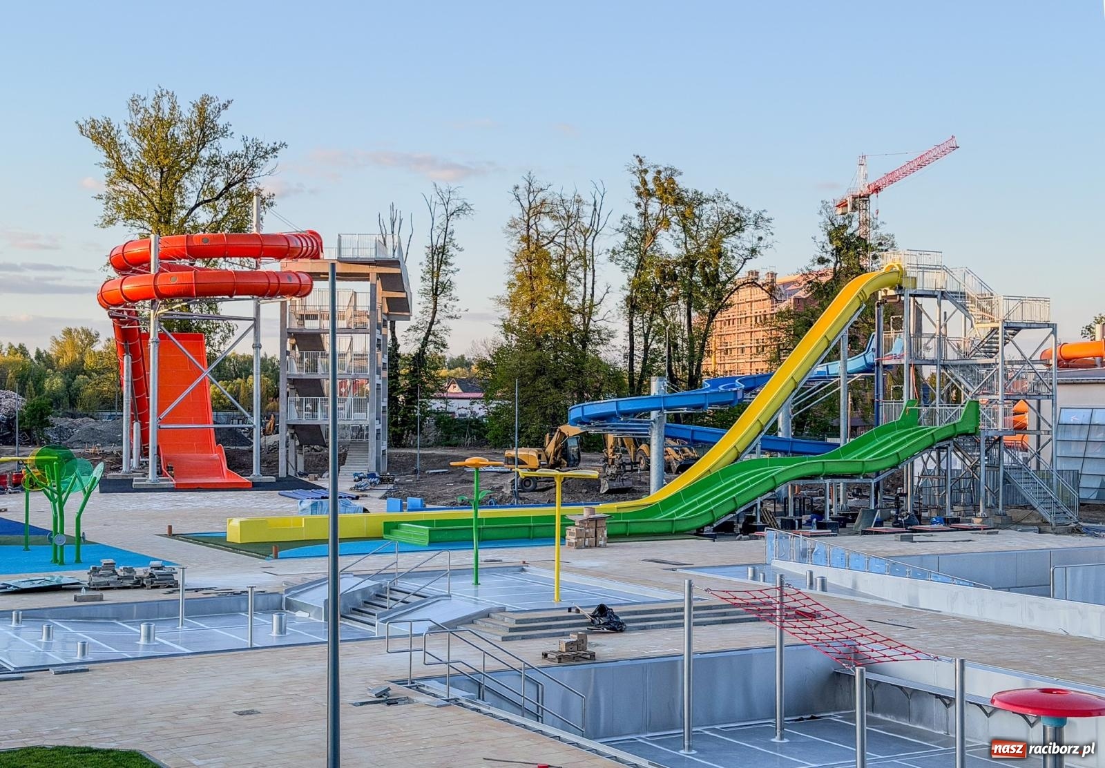 Zdjęcie w galerii na portalu naszraciborz.pl: Tak wyglądają dziś nowe baseny na Ostrogu. Prezydent zapowiada otwarcie w czerwcu, opozycja ma wątpliwości [FOTO] wiadomości z regionu