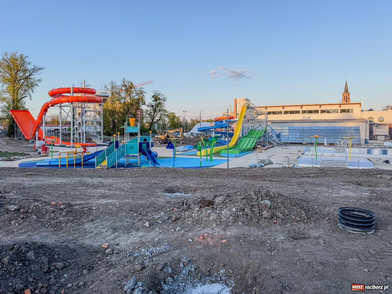 Zdjęcie w galerii na portalu naszraciborz.pl: Tak wyglądają dziś nowe baseny na Ostrogu. Prezydent zapowiada otwarcie w czerwcu, opozycja ma wątpliwości [FOTO] wiadomości z regionu