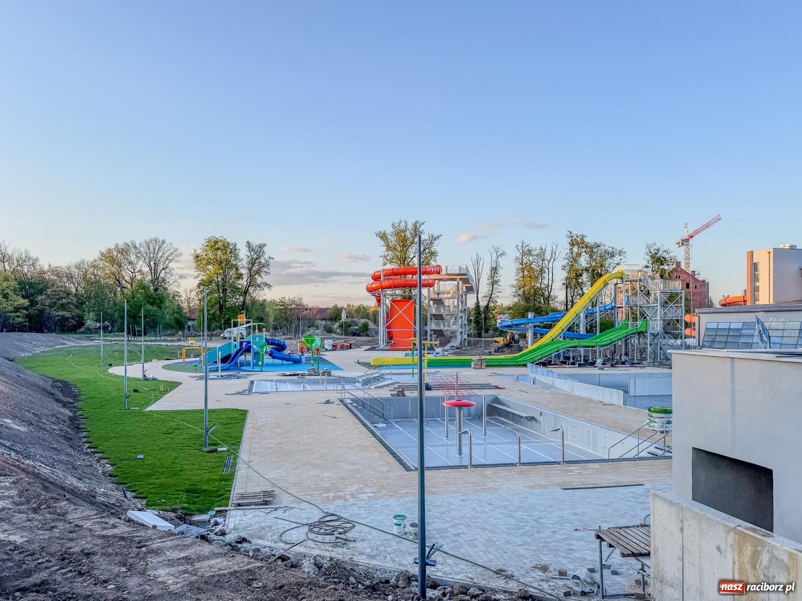 Zdjęcie w galerii na portalu naszraciborz.pl: Tak wyglądają dziś nowe baseny na Ostrogu. Prezydent zapowiada otwarcie w czerwcu, opozycja ma wątpliwości [FOTO] wiadomości z regionu
