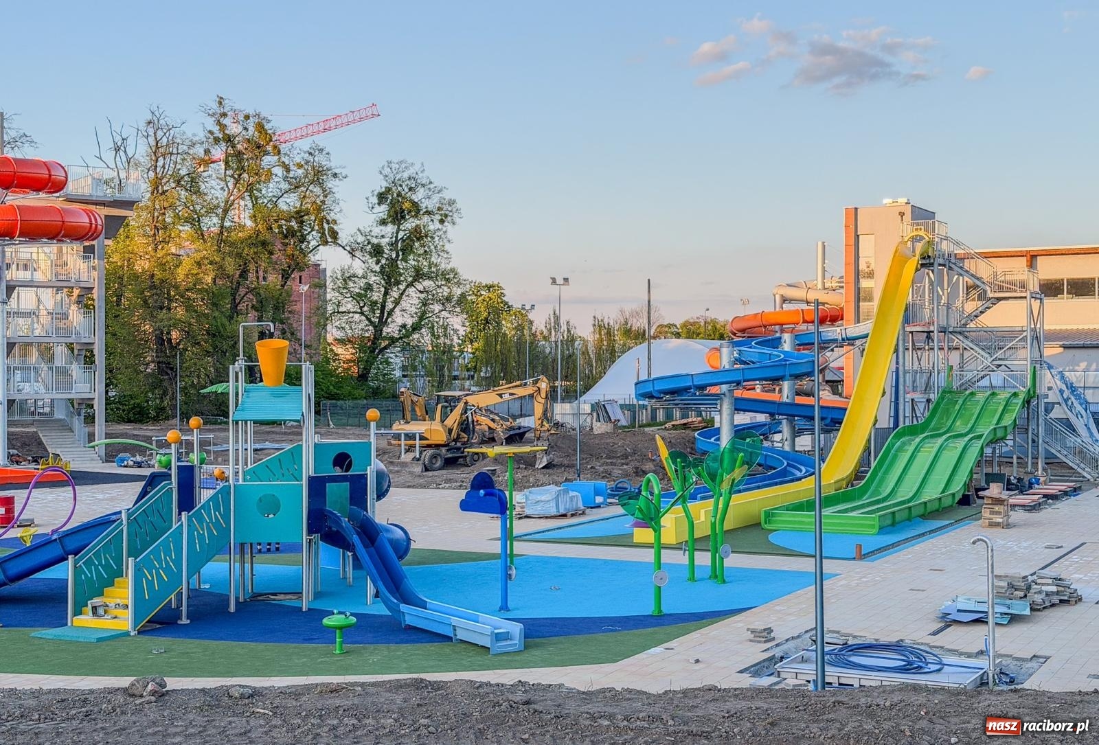 Zdjęcie w galerii na portalu naszraciborz.pl: Tak wyglądają dziś nowe baseny na Ostrogu. Prezydent zapowiada otwarcie w czerwcu, opozycja ma wątpliwości [FOTO] wiadomości z regionu