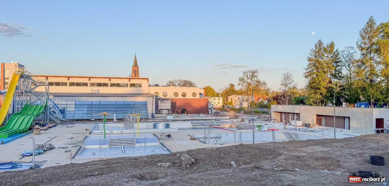 Zdjęcie w galerii na portalu naszraciborz.pl: Tak wyglądają dziś nowe baseny na Ostrogu. Prezydent zapowiada otwarcie w czerwcu, opozycja ma wątpliwości [FOTO] wiadomości z regionu