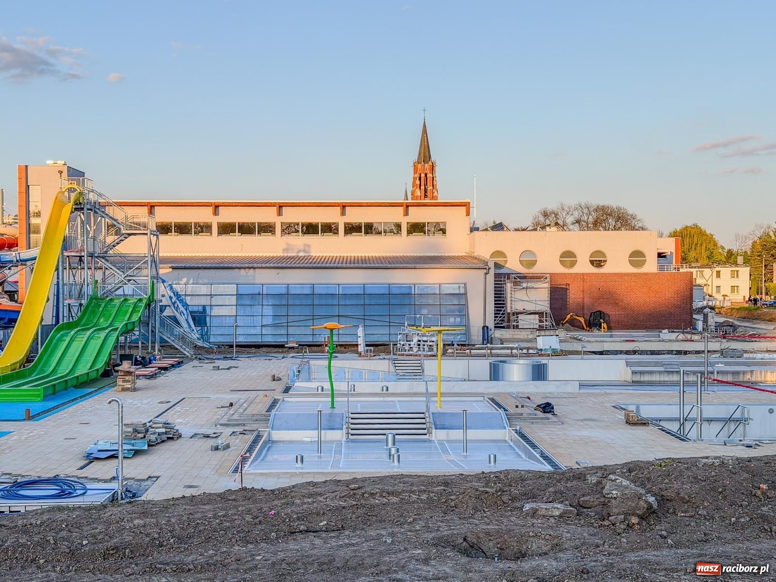 Zdjęcie w galerii na portalu naszraciborz.pl: Tak wyglądają dziś nowe baseny na Ostrogu. Prezydent zapowiada otwarcie w czerwcu, opozycja ma wątpliwości [FOTO] wiadomości z regionu