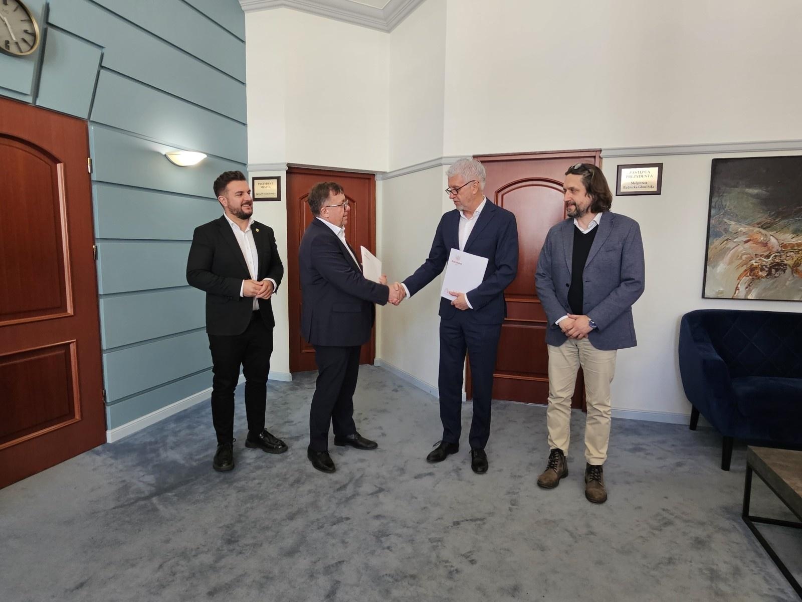 Zdjęcie w galerii na portalu naszraciborz.pl: Prezydent podpisał umowę na budowę centrum przesiadkowego przy Pocztowej wiadomości z regionu