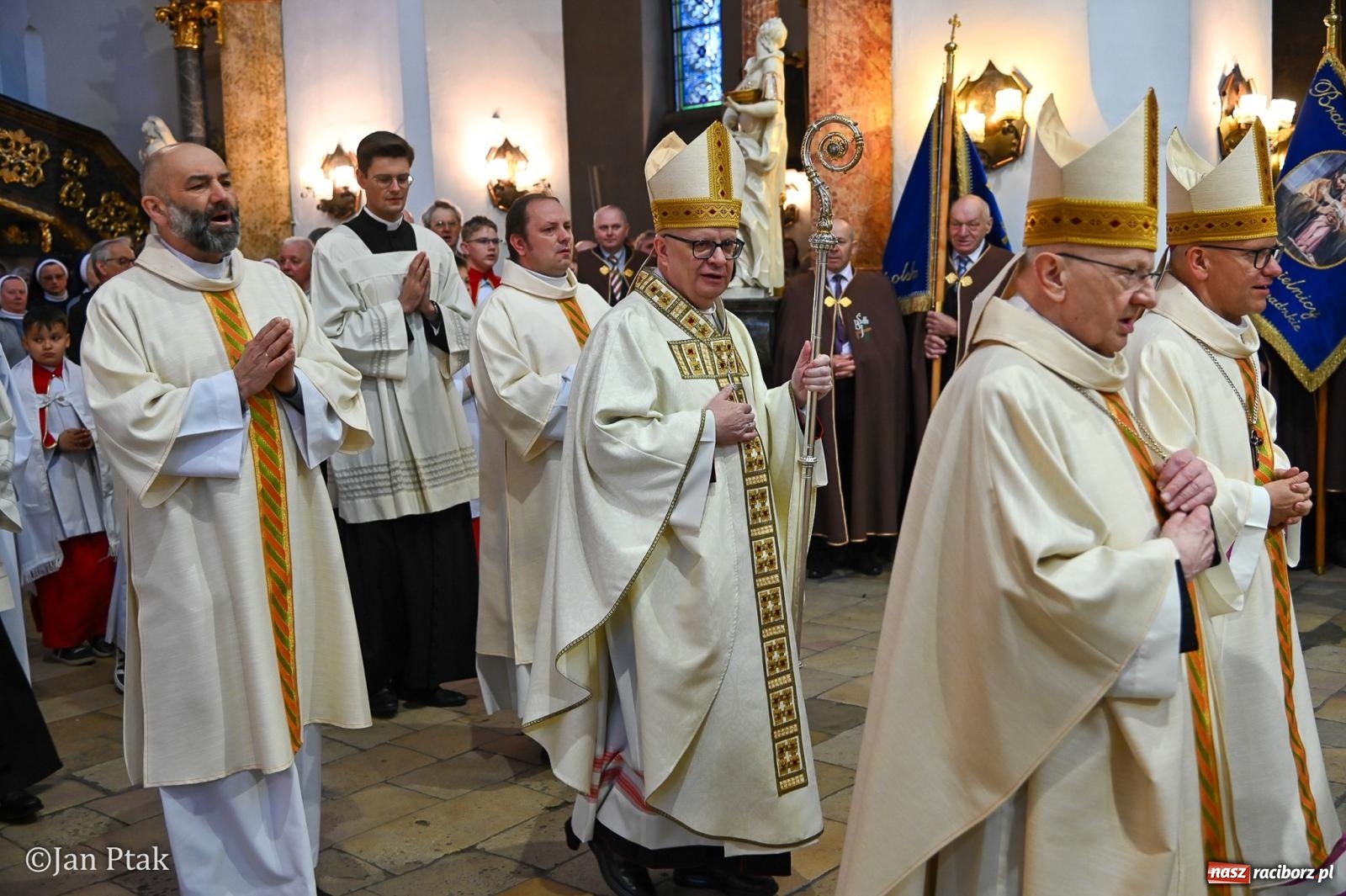 Zdjęcie w galerii na portalu naszraciborz.pl: Diecezjalne Święto Rodziny i XIII Jarmark Cysterski w Jemielnicy [FOTO] wiadomości z regionu