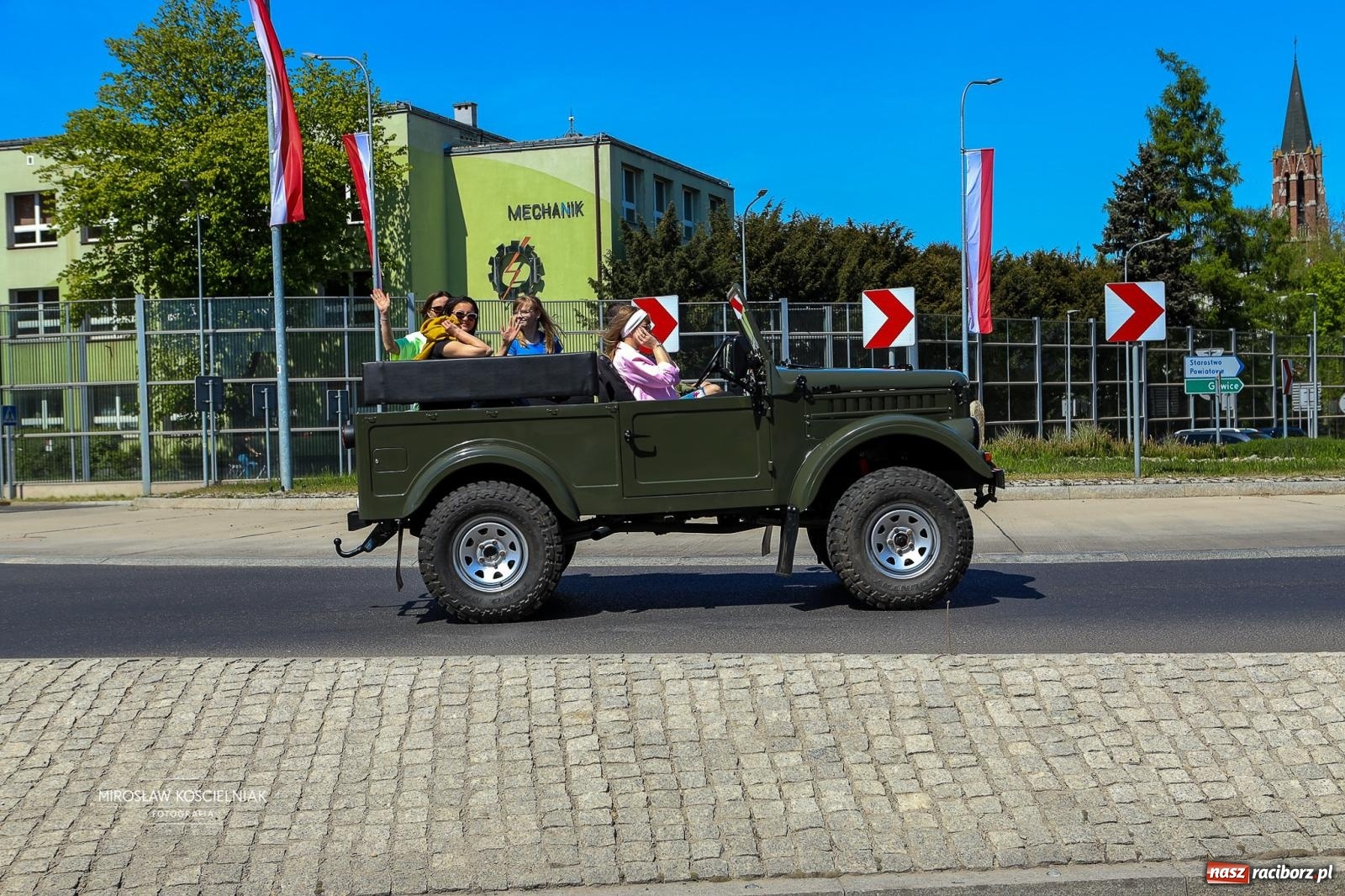 Zdjęcie w galerii na portalu naszraciborz.pl: Majówka Pokoleń w AquaBrax zawitała do Raciborza. Klasyki opanowały rynek wiadomości z regionu