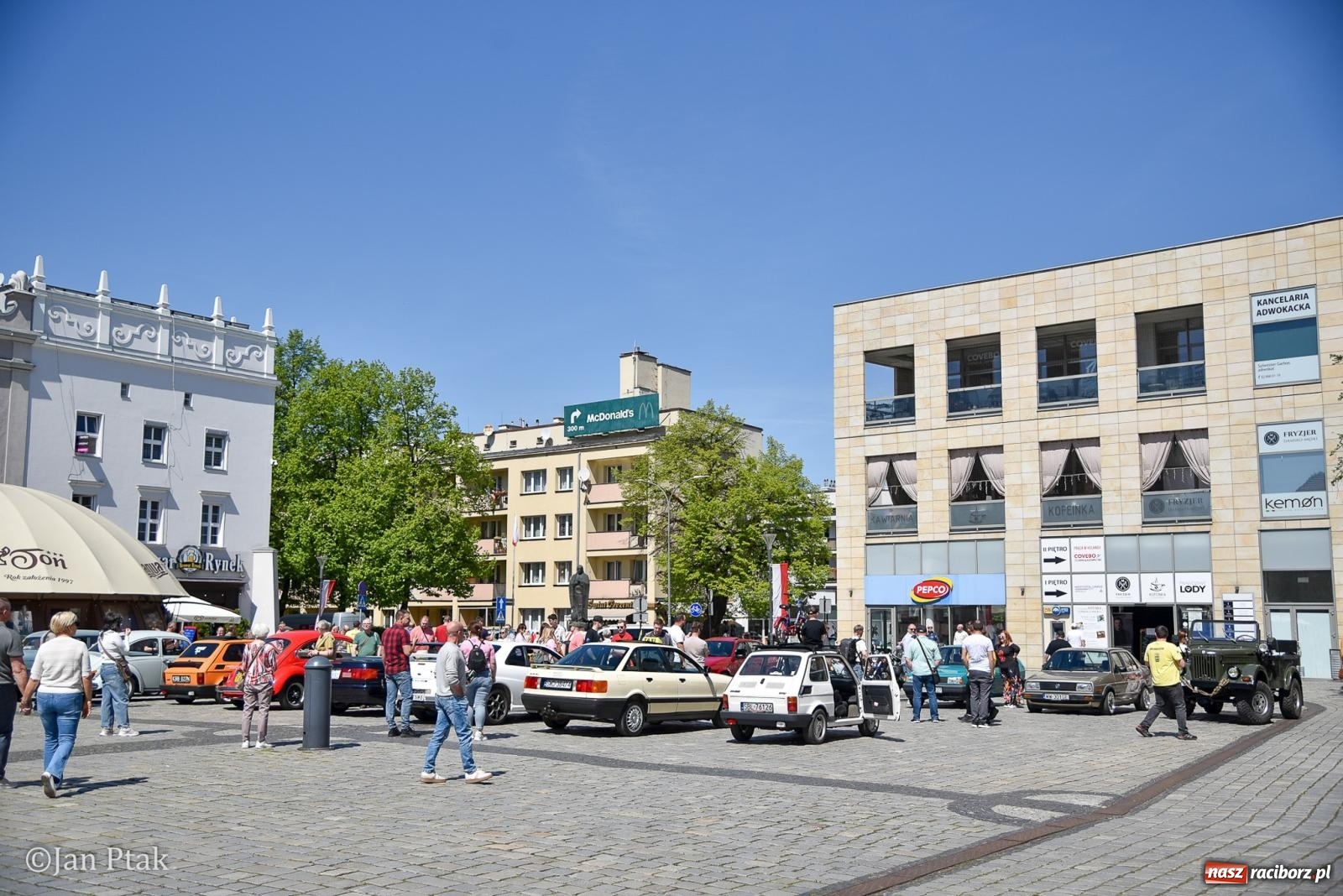 Zdjęcie w galerii na portalu naszraciborz.pl: Majówka Pokoleń w AquaBrax zawitała do Raciborza. Klasyki opanowały rynek wiadomości z regionu