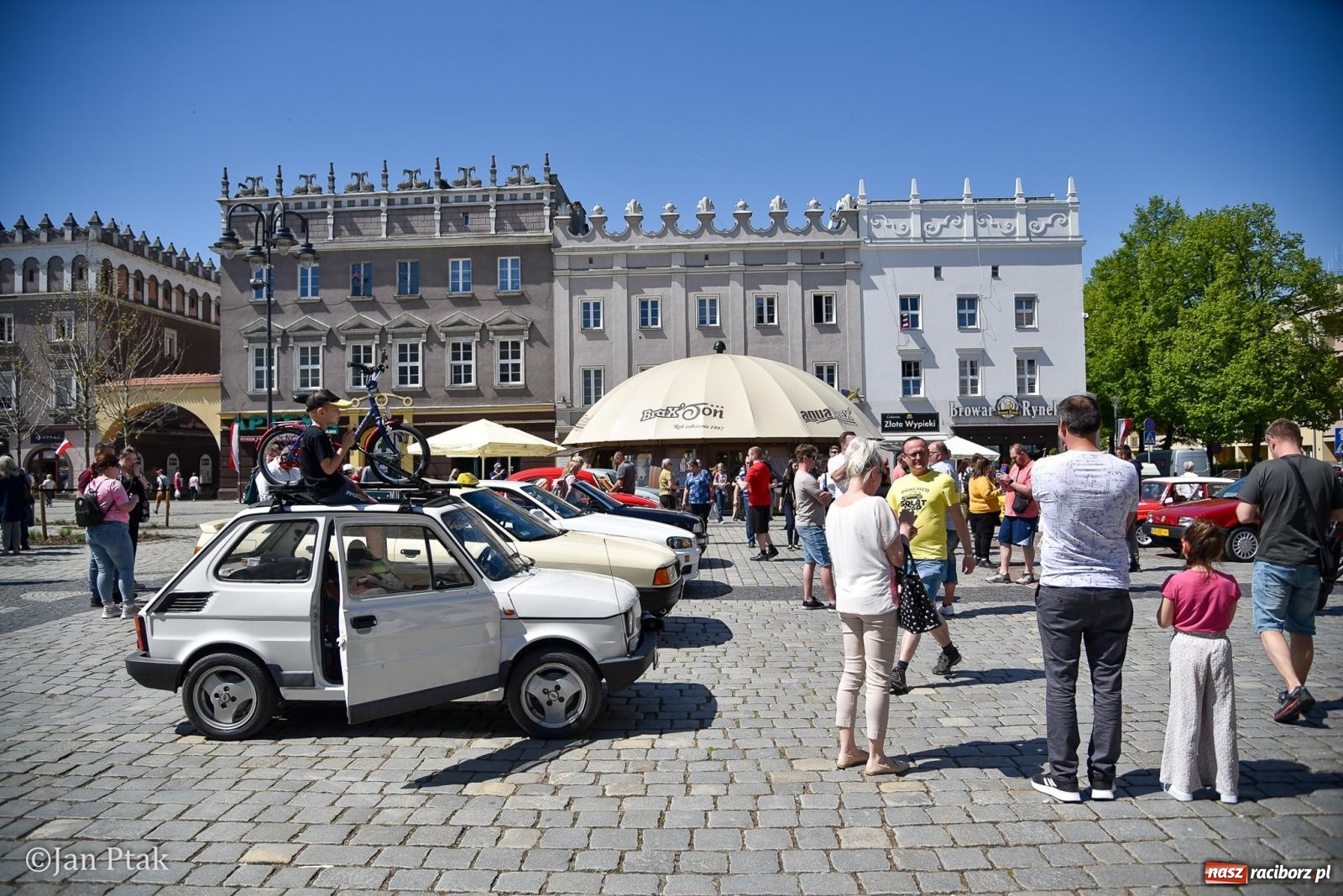 Zdjęcie w galerii na portalu naszraciborz.pl: Majówka Pokoleń w AquaBrax zawitała do Raciborza. Klasyki opanowały rynek wiadomości z regionu