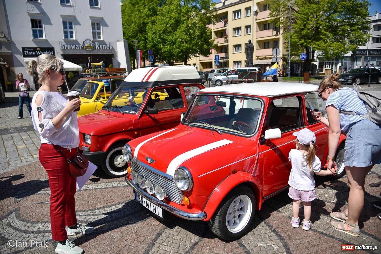 Zdjęcie w galerii na portalu naszraciborz.pl: Majówka Pokoleń w AquaBrax zawitała do Raciborza. Klasyki opanowały rynek wiadomości z regionu