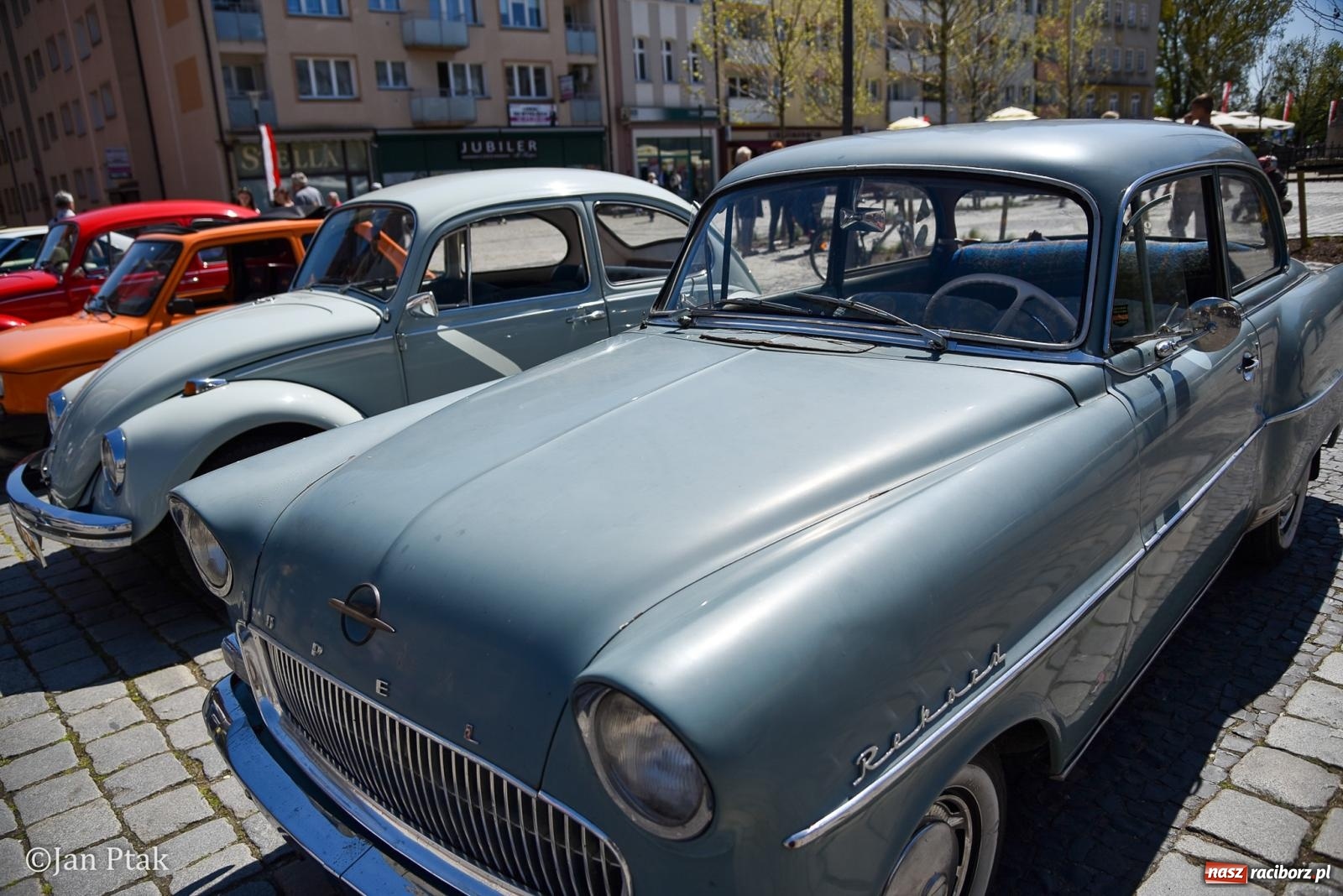 Zdjęcie w galerii na portalu naszraciborz.pl: Majówka Pokoleń w AquaBrax zawitała do Raciborza. Klasyki opanowały rynek wiadomości z regionu