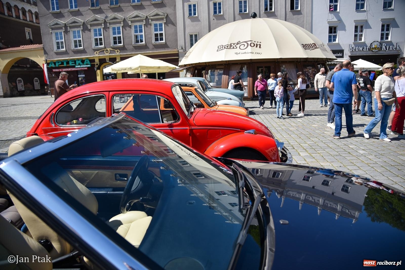 Zdjęcie w galerii na portalu naszraciborz.pl: Majówka Pokoleń w AquaBrax zawitała do Raciborza. Klasyki opanowały rynek wiadomości z regionu