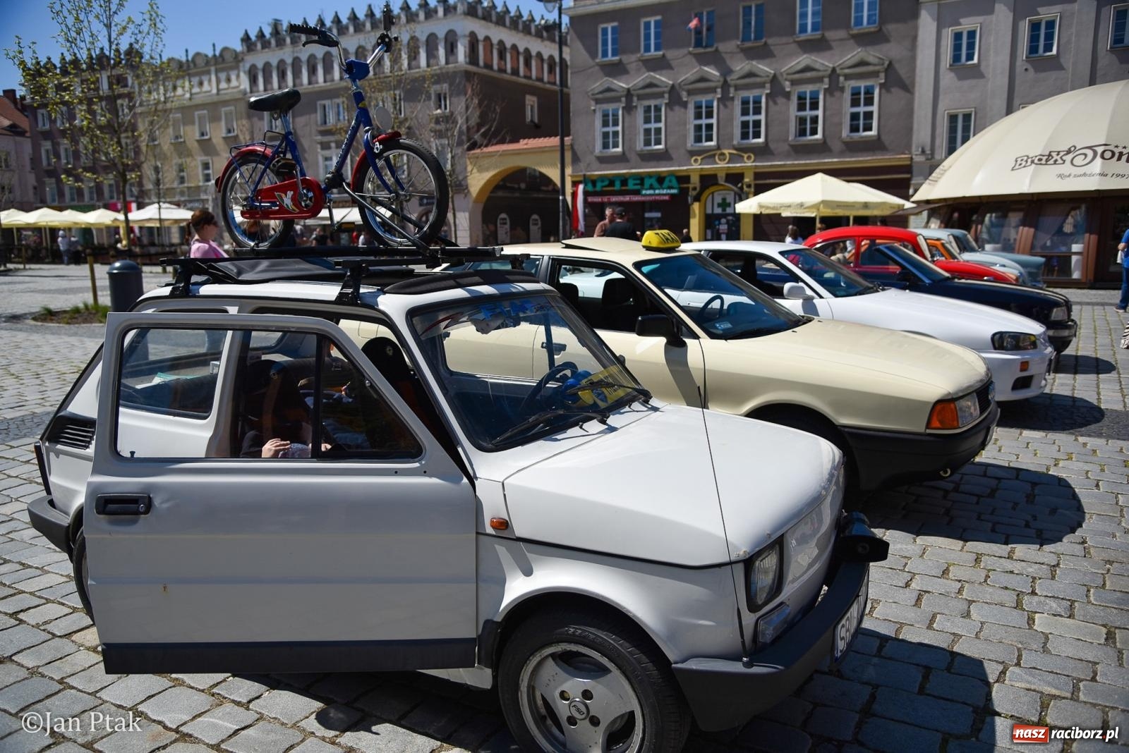 Zdjęcie w galerii na portalu naszraciborz.pl: Majówka Pokoleń w AquaBrax zawitała do Raciborza. Klasyki opanowały rynek wiadomości z regionu