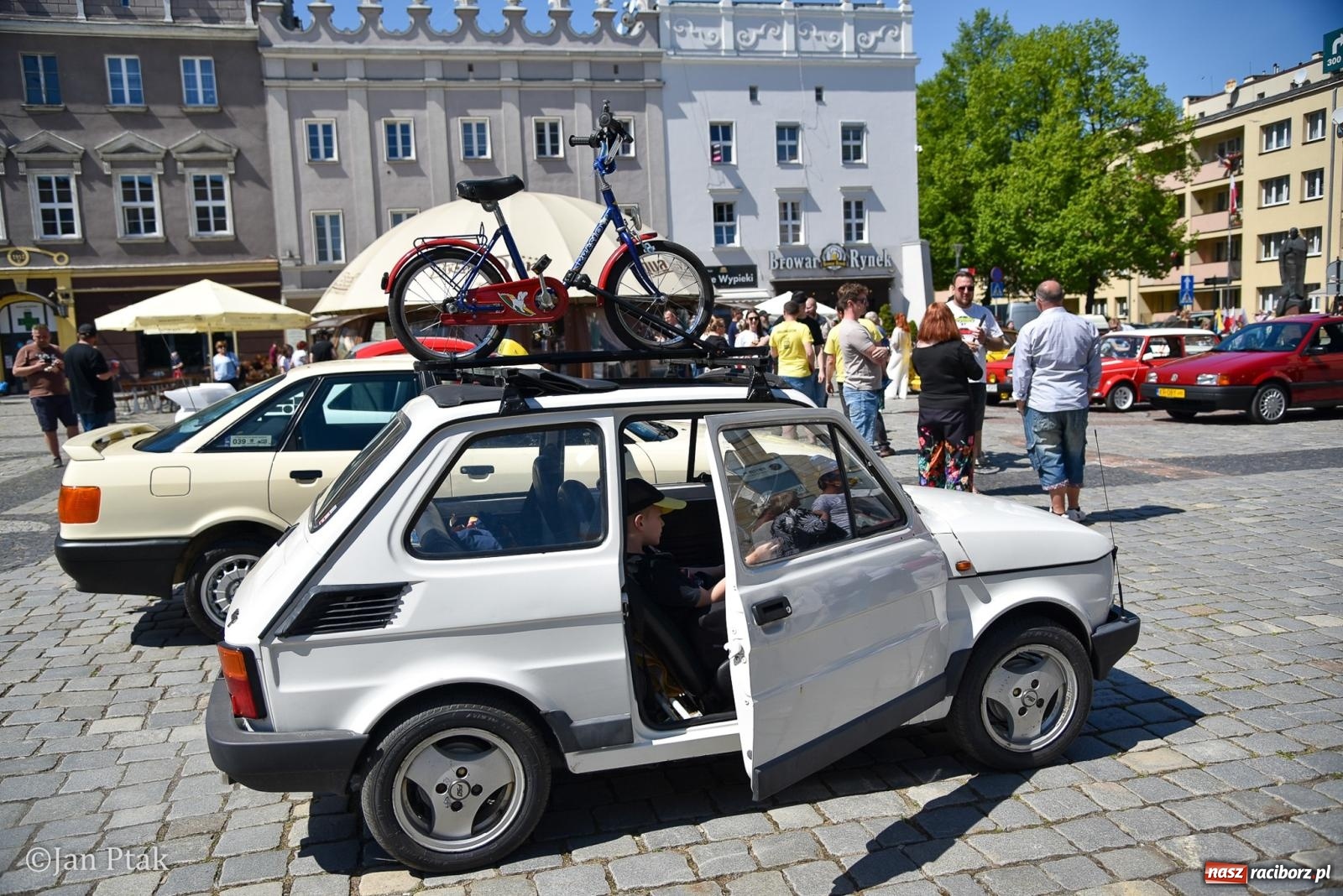 Zdjęcie w galerii na portalu naszraciborz.pl: Majówka Pokoleń w AquaBrax zawitała do Raciborza. Klasyki opanowały rynek wiadomości z regionu