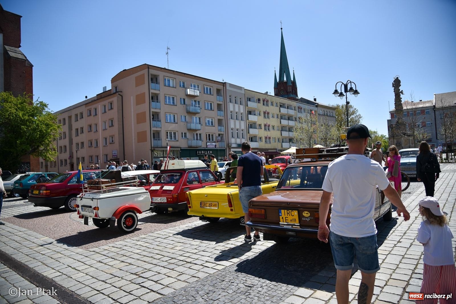 Zdjęcie w galerii na portalu naszraciborz.pl: Majówka Pokoleń w AquaBrax zawitała do Raciborza. Klasyki opanowały rynek wiadomości z regionu