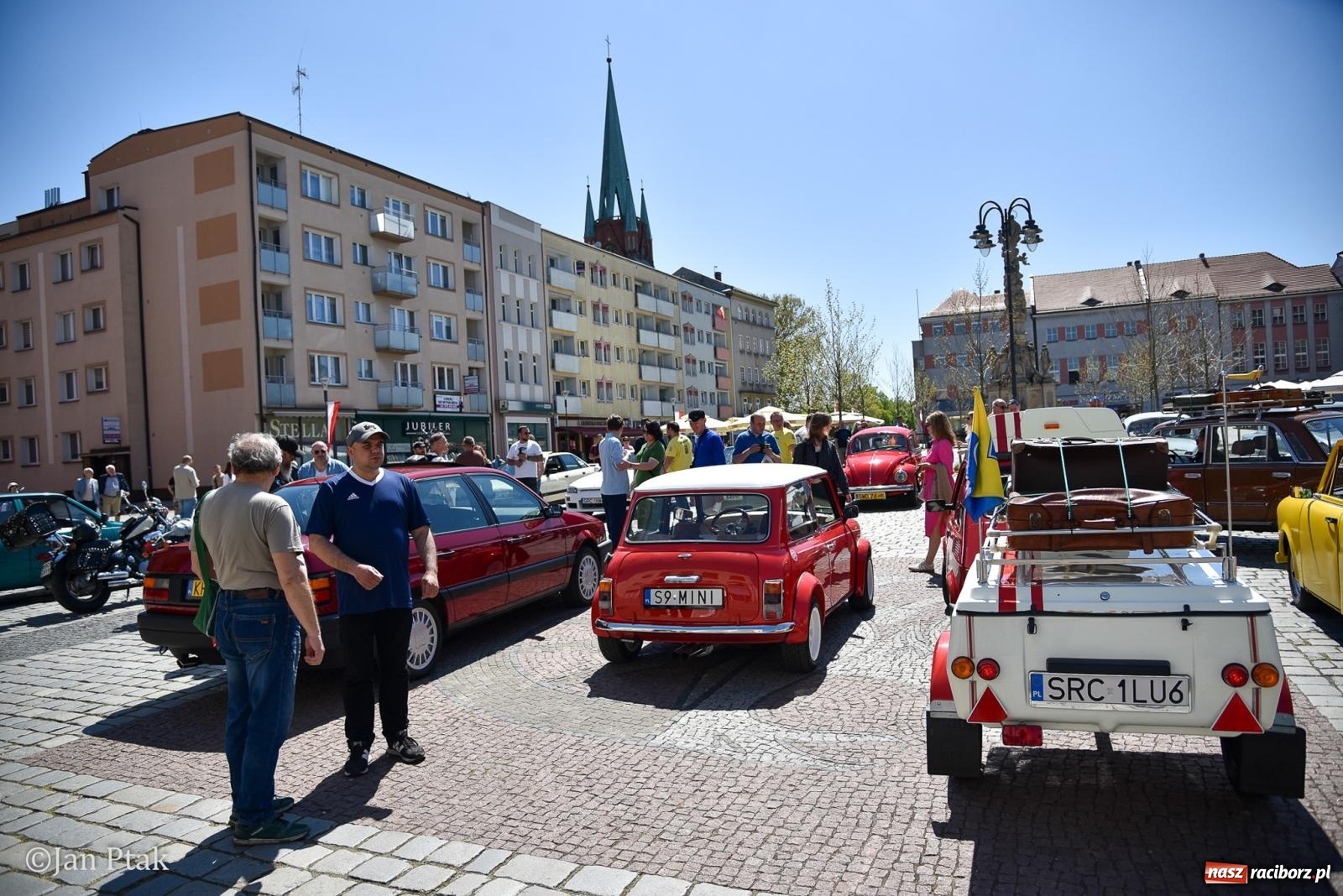 Zdjęcie w galerii na portalu naszraciborz.pl: Majówka Pokoleń w AquaBrax zawitała do Raciborza. Klasyki opanowały rynek wiadomości z regionu