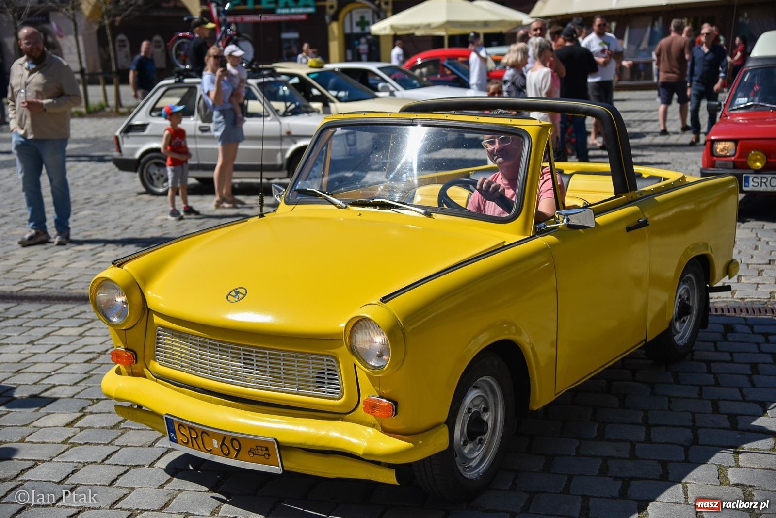 Zdjęcie w galerii na portalu naszraciborz.pl: Majówka Pokoleń w AquaBrax zawitała do Raciborza. Klasyki opanowały rynek wiadomości z regionu