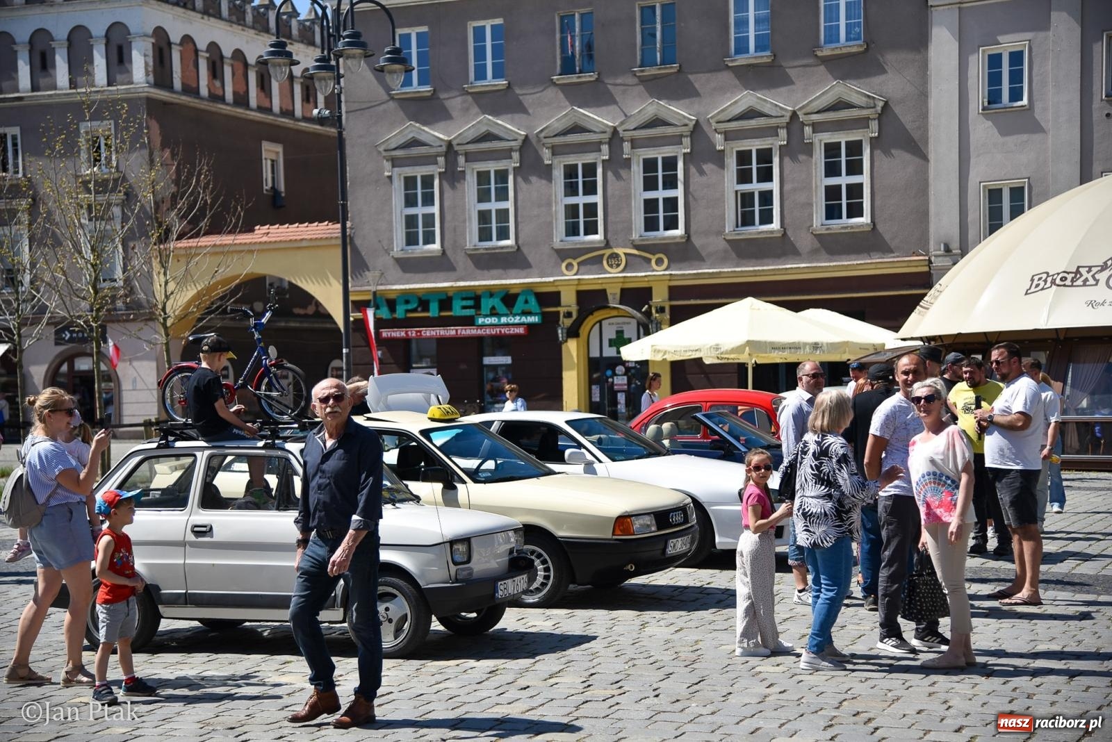 Zdjęcie w galerii na portalu naszraciborz.pl: Majówka Pokoleń w AquaBrax zawitała do Raciborza. Klasyki opanowały rynek wiadomości z regionu