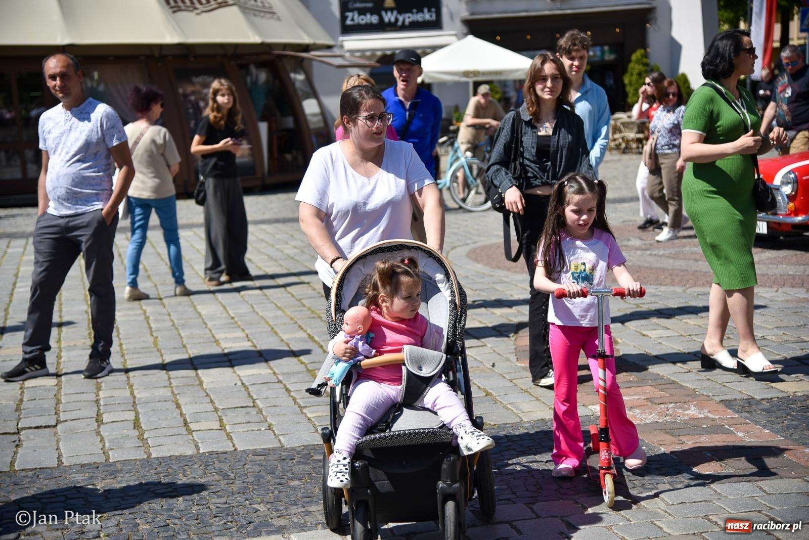 Zdjęcie w galerii na portalu naszraciborz.pl: Majówka Pokoleń w AquaBrax zawitała do Raciborza. Klasyki opanowały rynek wiadomości z regionu
