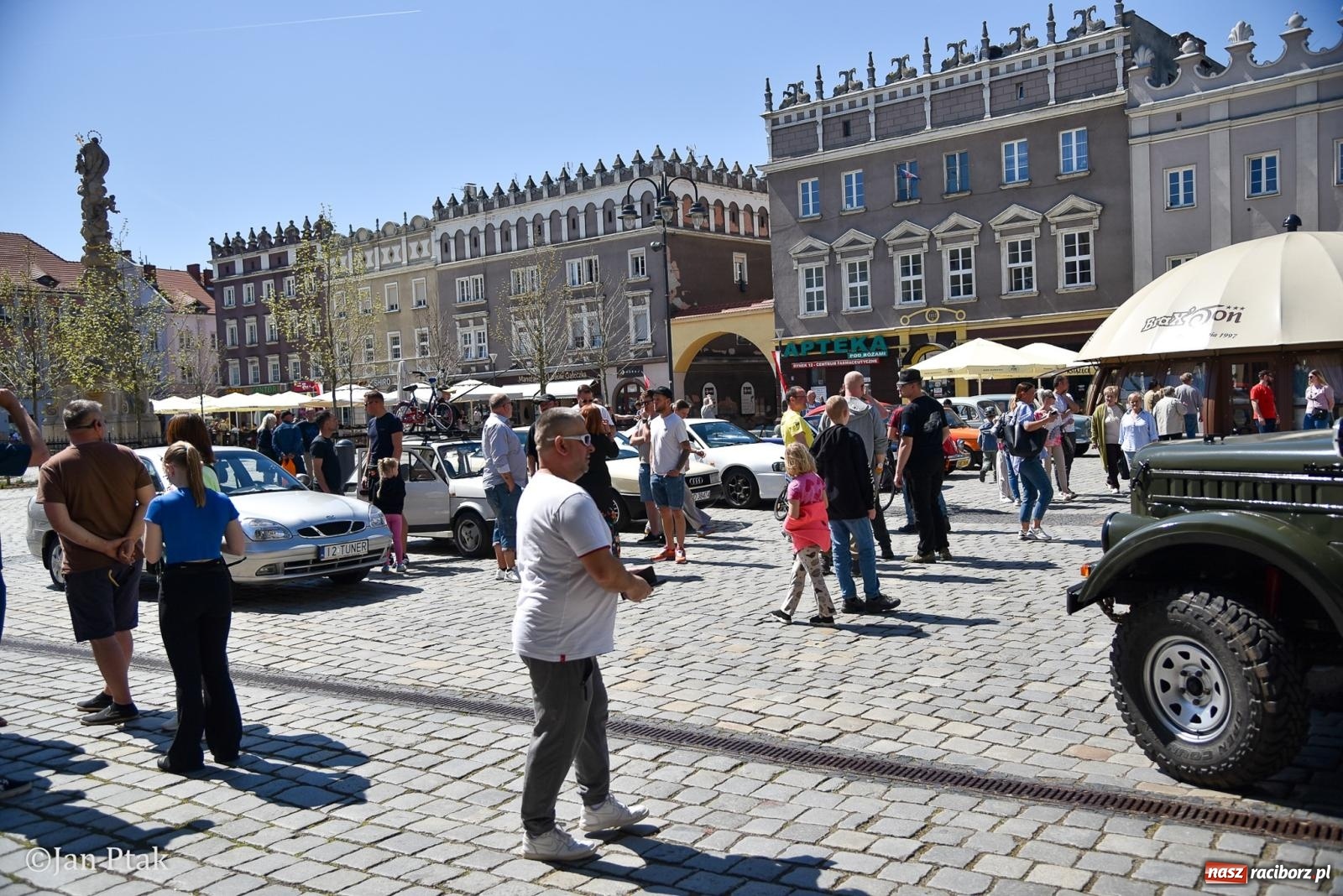 Zdjęcie w galerii na portalu naszraciborz.pl: Majówka Pokoleń w AquaBrax zawitała do Raciborza. Klasyki opanowały rynek wiadomości z regionu