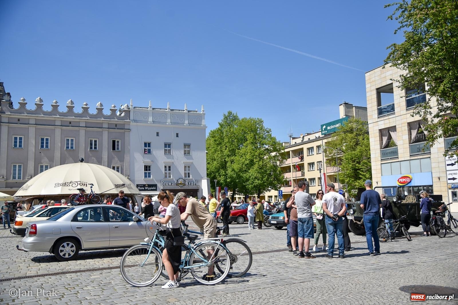 Zdjęcie w galerii na portalu naszraciborz.pl: Majówka Pokoleń w AquaBrax zawitała do Raciborza. Klasyki opanowały rynek wiadomości z regionu