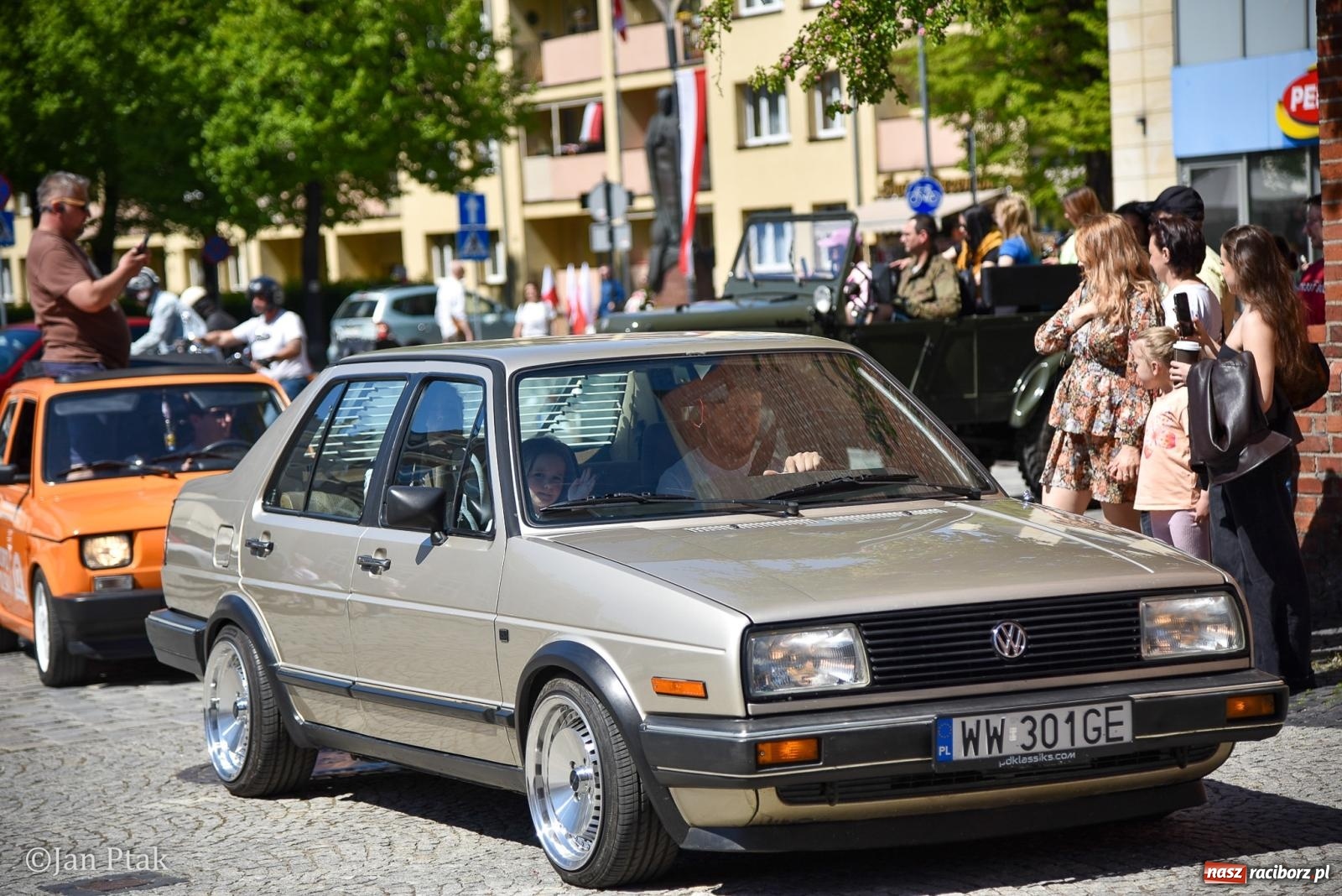 Zdjęcie w galerii na portalu naszraciborz.pl: Majówka Pokoleń w AquaBrax zawitała do Raciborza. Klasyki opanowały rynek wiadomości z regionu