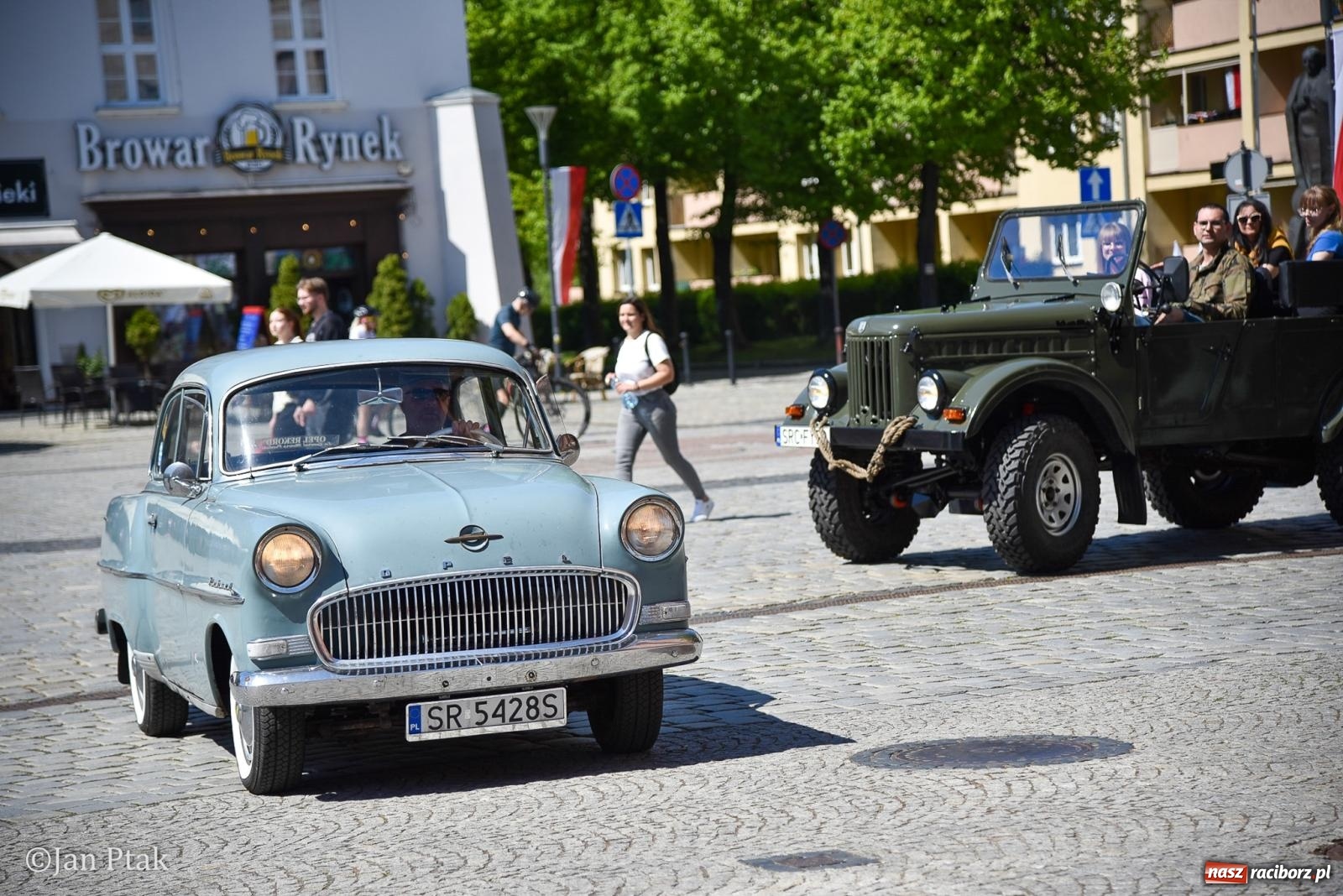 Zdjęcie w galerii na portalu naszraciborz.pl: Majówka Pokoleń w AquaBrax zawitała do Raciborza. Klasyki opanowały rynek wiadomości z regionu