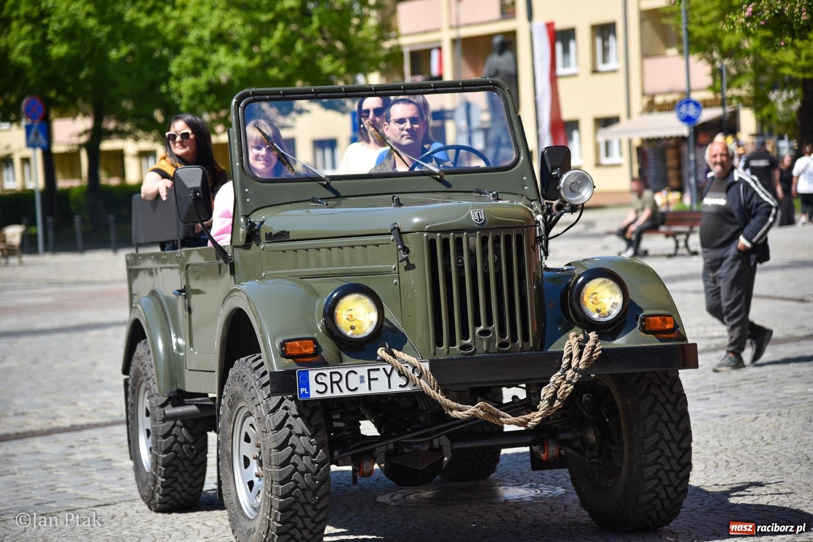 Zdjęcie w galerii na portalu naszraciborz.pl: Majówka Pokoleń w AquaBrax zawitała do Raciborza. Klasyki opanowały rynek wiadomości z regionu