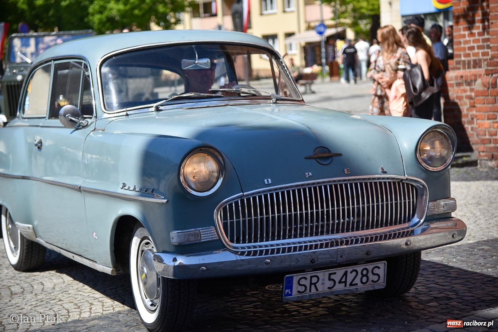 Zdjęcie w galerii na portalu naszraciborz.pl: Majówka Pokoleń w AquaBrax zawitała do Raciborza. Klasyki opanowały rynek wiadomości z regionu