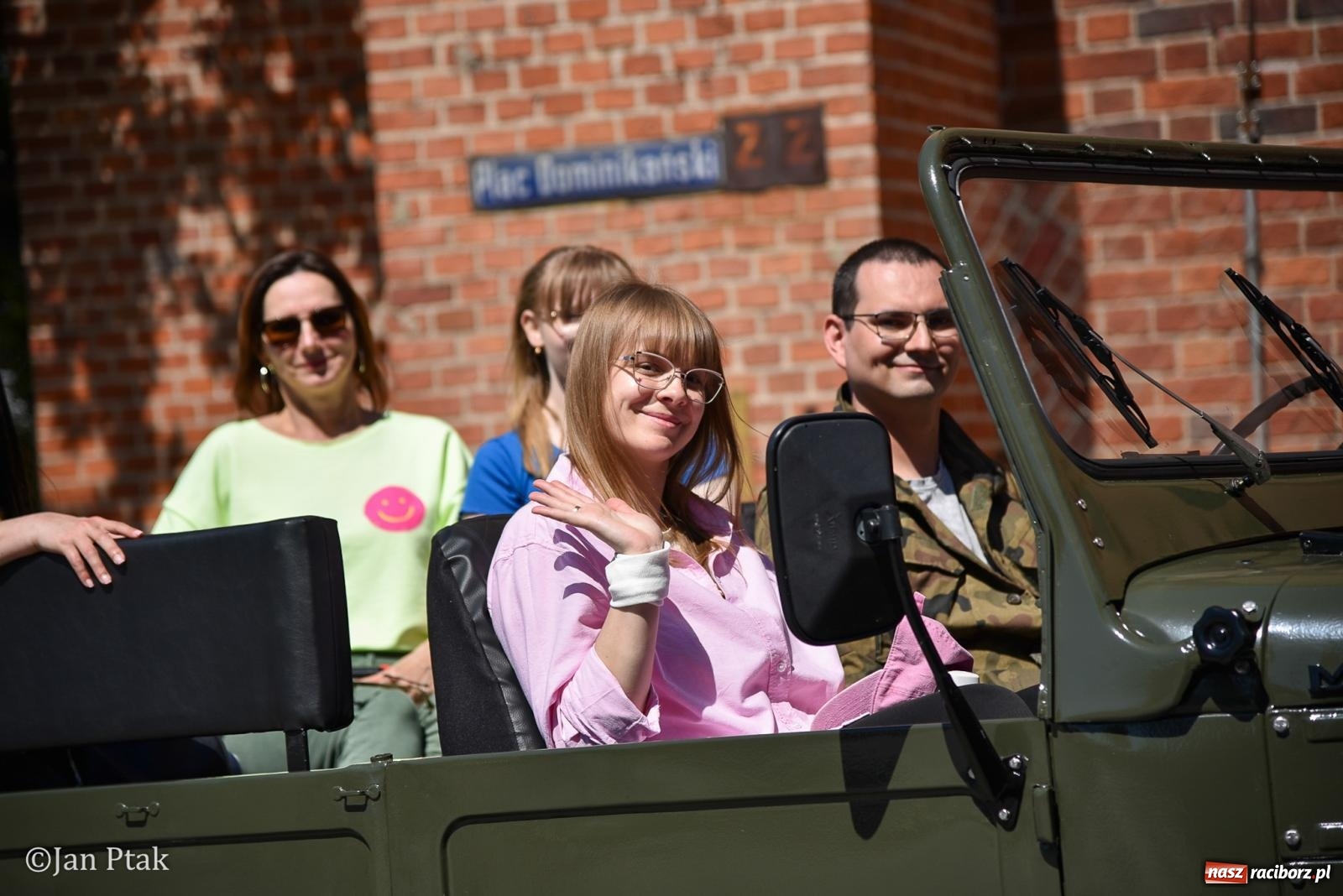Zdjęcie w galerii na portalu naszraciborz.pl: Majówka Pokoleń w AquaBrax zawitała do Raciborza. Klasyki opanowały rynek wiadomości z regionu