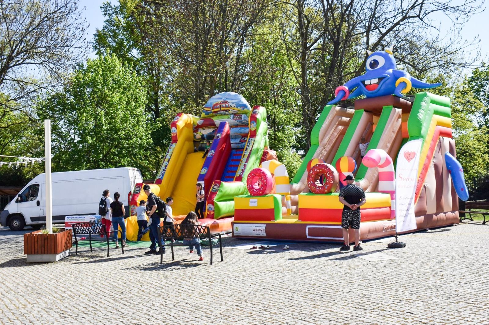 Zdjęcie w galerii na portalu naszraciborz.pl: Ponad 200 dzieci na pikniku z okazji Dnia Flagi w Raciborzu wiadomości z regionu