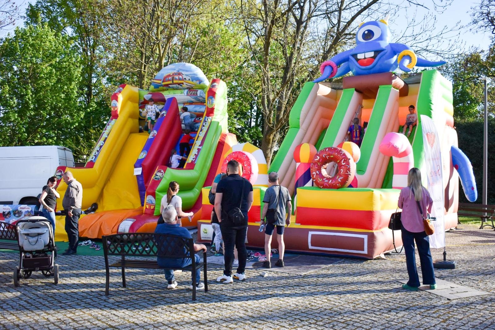 Zdjęcie w galerii na portalu naszraciborz.pl: Ponad 200 dzieci na pikniku z okazji Dnia Flagi w Raciborzu wiadomości z regionu
