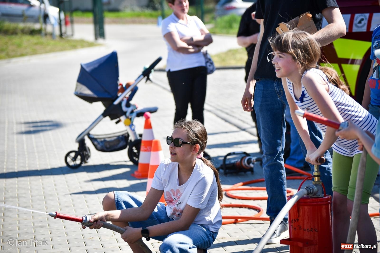 Zdjęcie w galerii na portalu naszraciborz.pl: Mecz charytatywny Gramy dla Adriana w Brzeziu. Dla druha miejscowego OSP zebrano ponad 146 tys. zł wiadomości z regionu