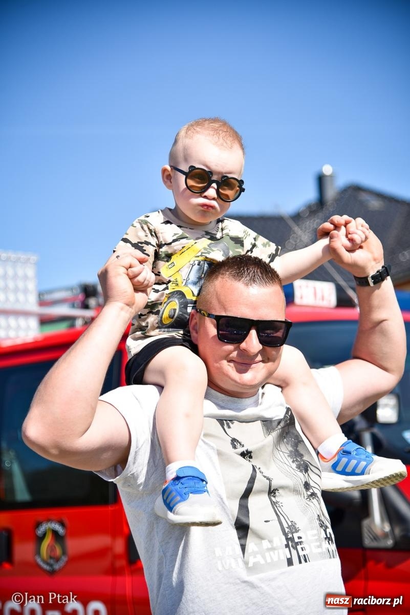 Zdjęcie w galerii na portalu naszraciborz.pl: Mecz charytatywny Gramy dla Adriana w Brzeziu. Dla druha miejscowego OSP zebrano ponad 146 tys. zł wiadomości z regionu