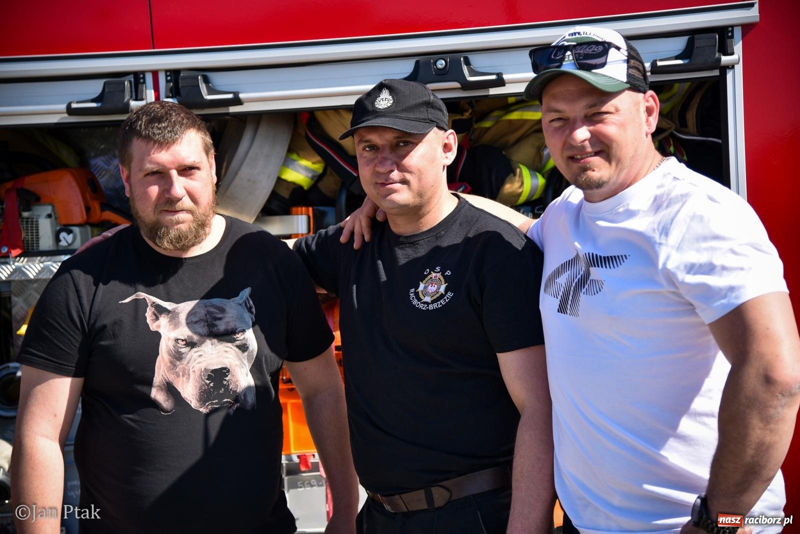 Zdjęcie w galerii na portalu naszraciborz.pl: Mecz charytatywny Gramy dla Adriana w Brzeziu. Dla druha miejscowego OSP zebrano ponad 146 tys. zł wiadomości z regionu