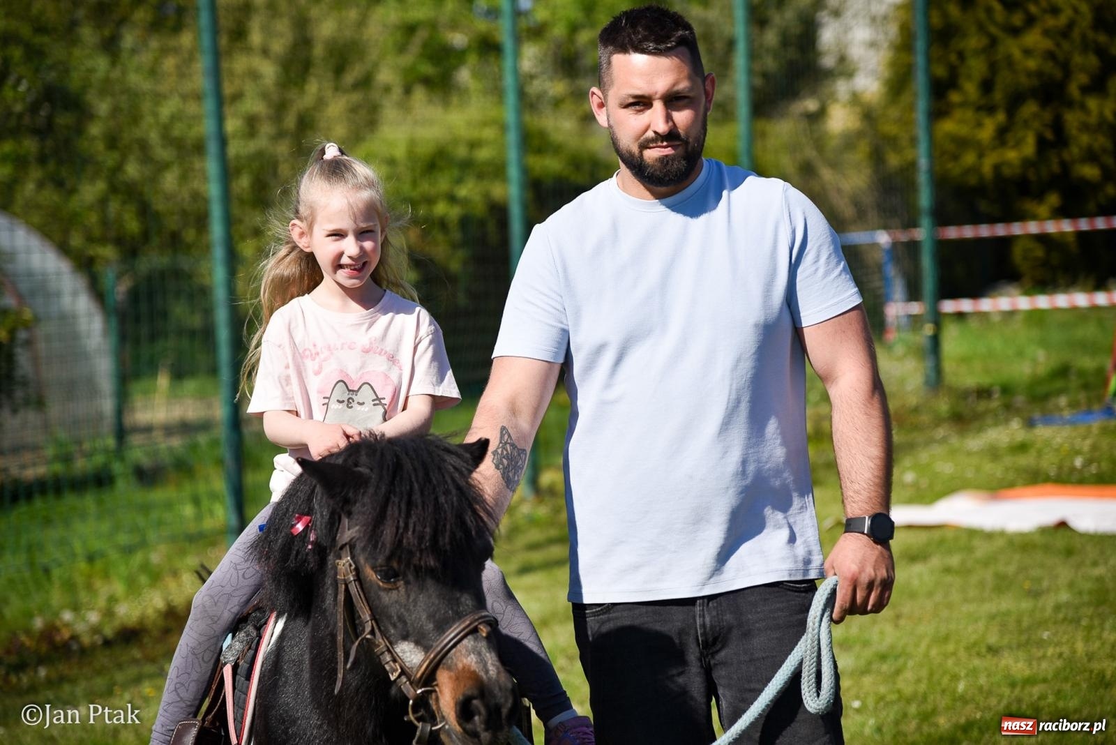 Zdjęcie w galerii na portalu naszraciborz.pl: Mecz charytatywny Gramy dla Adriana w Brzeziu. Dla druha miejscowego OSP zebrano ponad 146 tys. zł wiadomości z regionu
