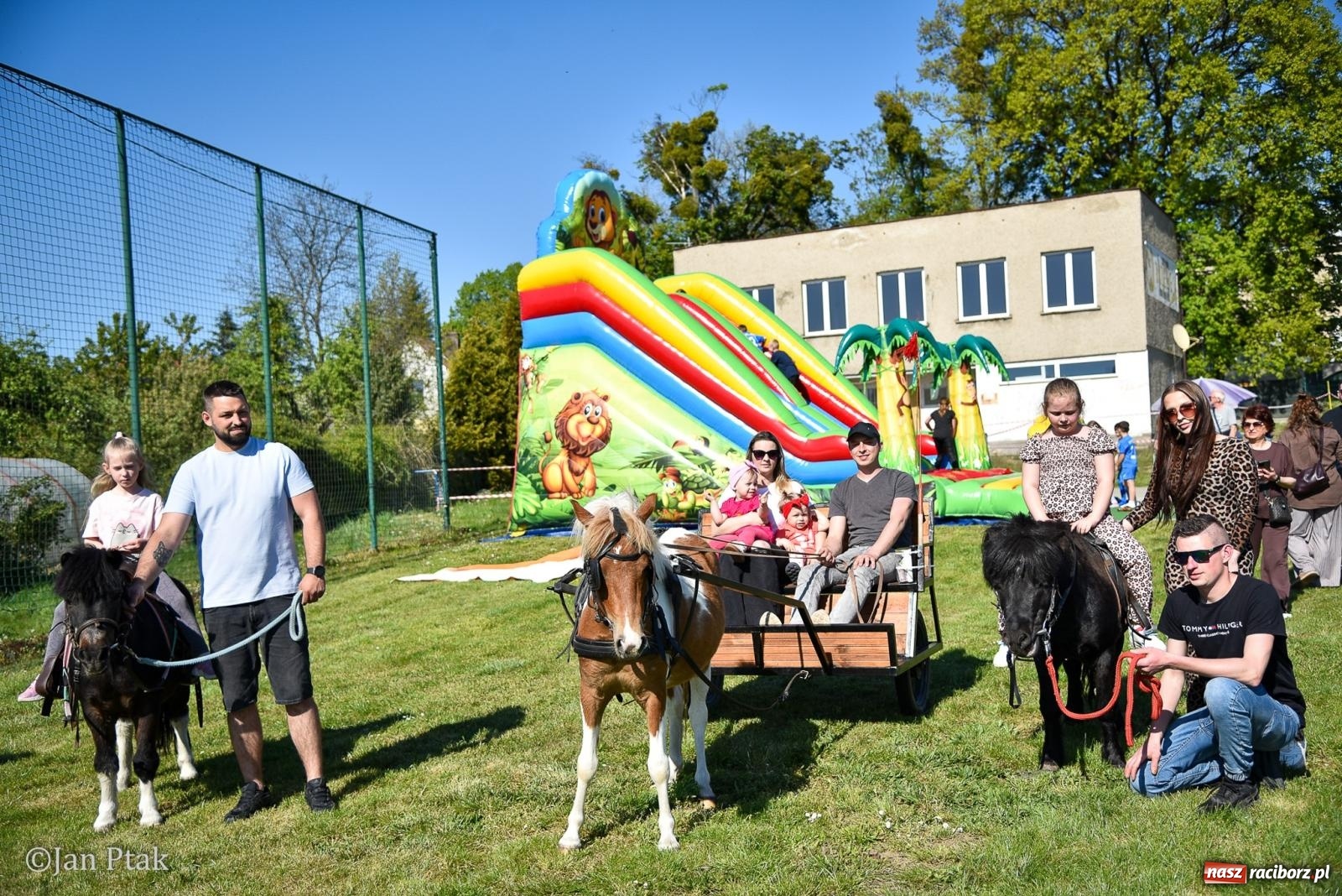 Zdjęcie w galerii na portalu naszraciborz.pl: Mecz charytatywny Gramy dla Adriana w Brzeziu. Dla druha miejscowego OSP zebrano ponad 146 tys. zł wiadomości z regionu