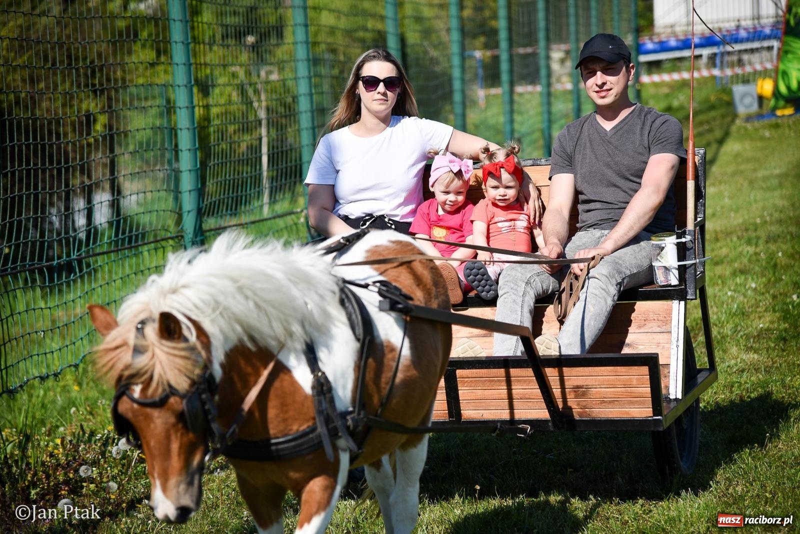 Zdjęcie w galerii na portalu naszraciborz.pl: Mecz charytatywny Gramy dla Adriana w Brzeziu. Dla druha miejscowego OSP zebrano ponad 146 tys. zł wiadomości z regionu