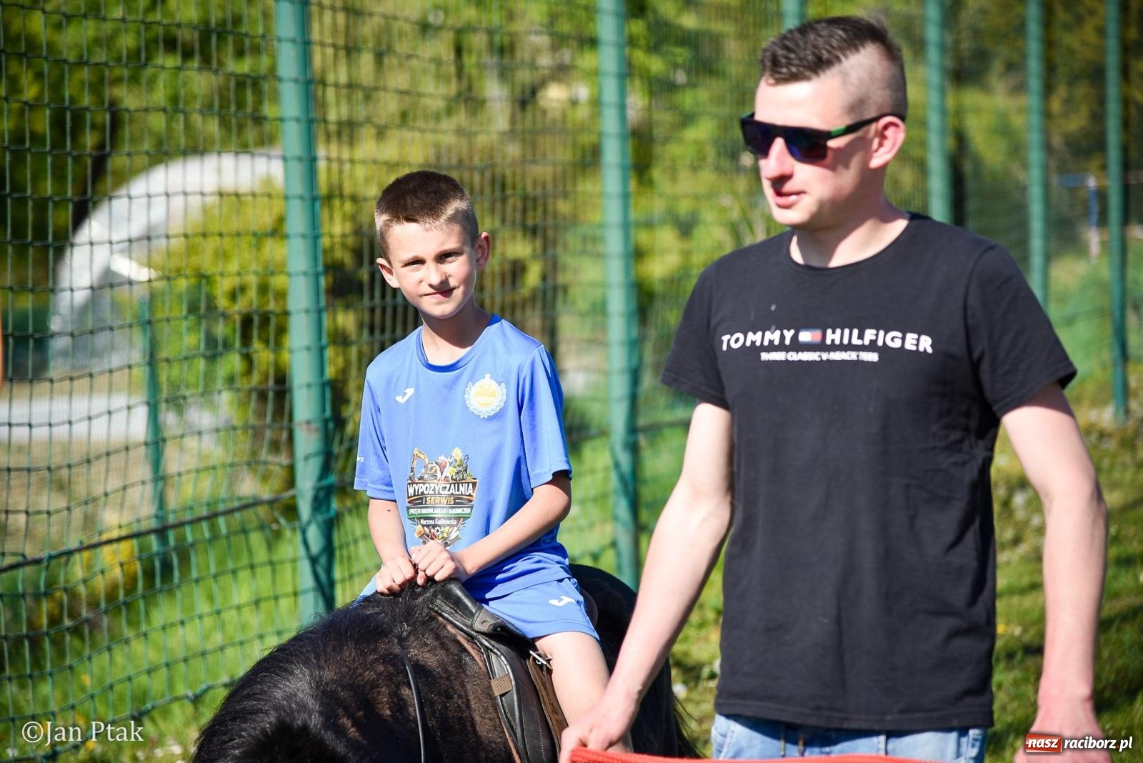 Zdjęcie w galerii na portalu naszraciborz.pl: Mecz charytatywny Gramy dla Adriana w Brzeziu. Dla druha miejscowego OSP zebrano ponad 146 tys. zł wiadomości z regionu