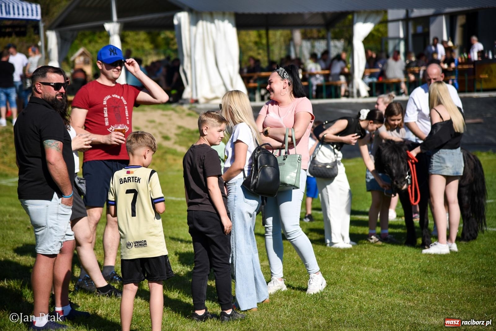 Zdjęcie w galerii na portalu naszraciborz.pl: Mecz charytatywny Gramy dla Adriana w Brzeziu. Dla druha miejscowego OSP zebrano ponad 146 tys. zł wiadomości z regionu