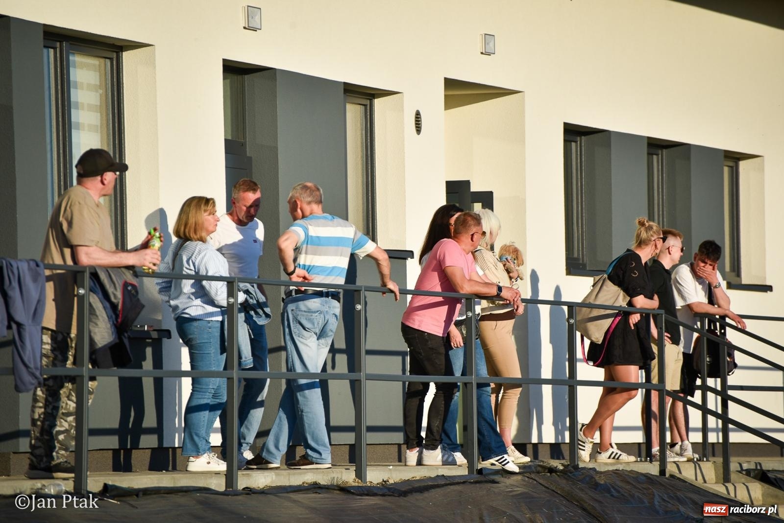 Zdjęcie w galerii na portalu naszraciborz.pl: Mecz charytatywny Gramy dla Adriana w Brzeziu. Dla druha miejscowego OSP zebrano ponad 146 tys. zł wiadomości z regionu