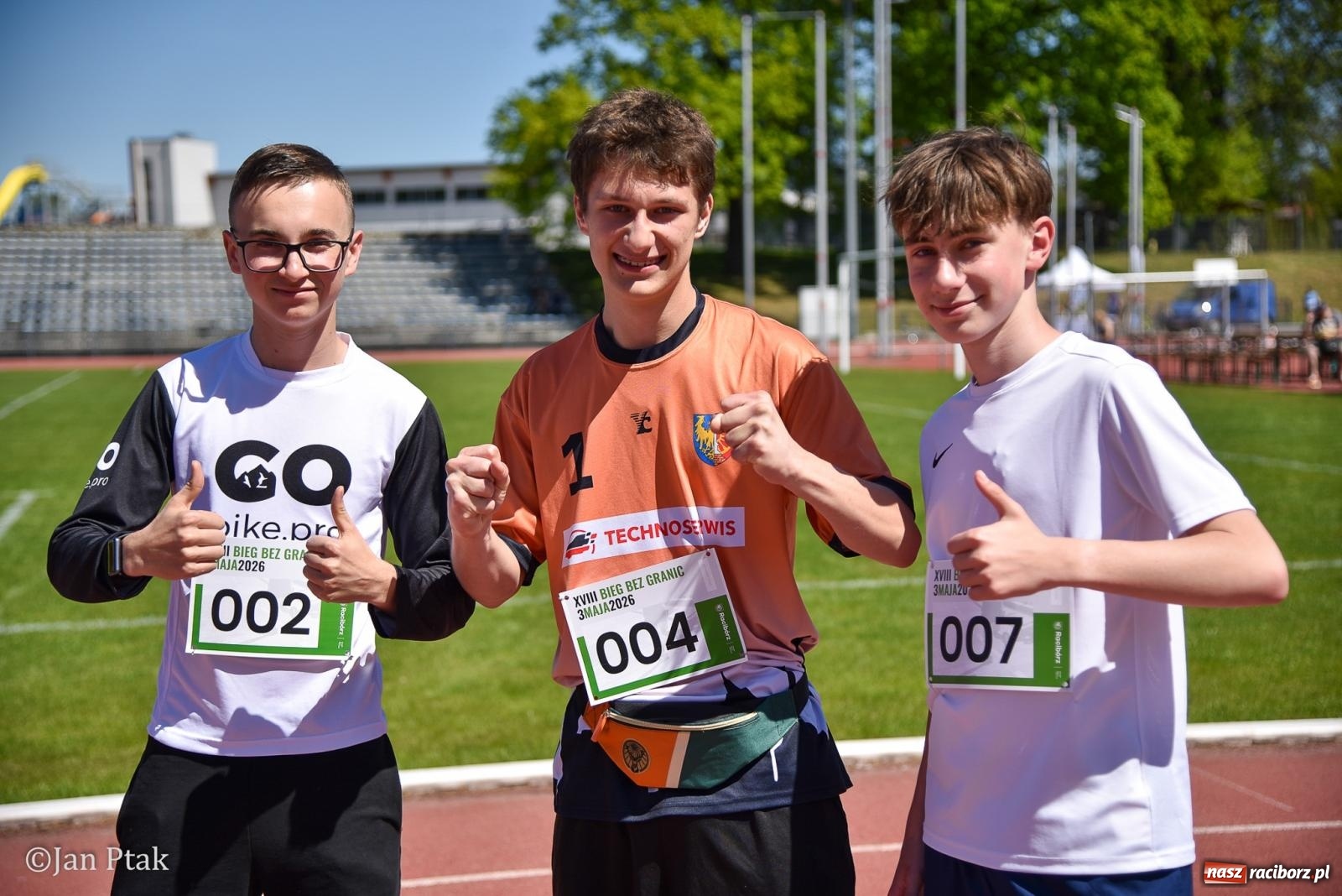Zdjęcie w galerii na portalu naszraciborz.pl: Bieg bez granic na stadionie OSiR. Sportowe święto 3 maja w Raciborzu [FOTO] wiadomości z regionu