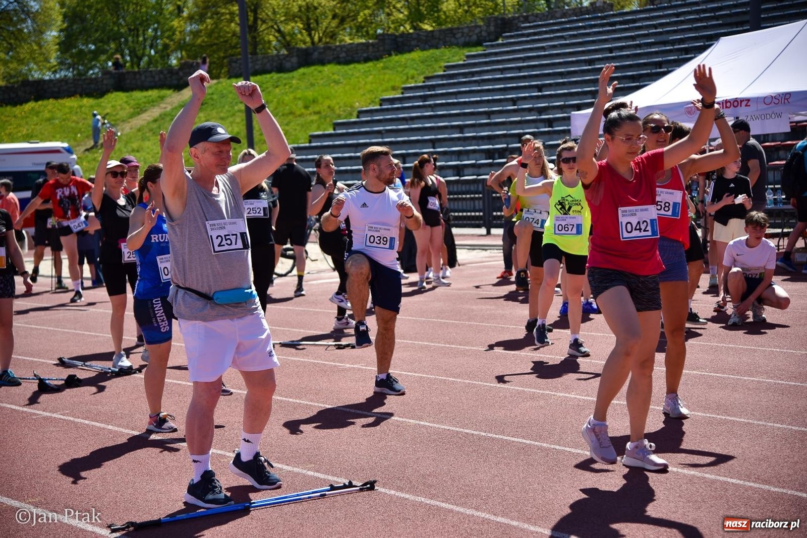 Zdjęcie w galerii na portalu naszraciborz.pl: Bieg bez granic na stadionie OSiR. Sportowe święto 3 maja w Raciborzu [FOTO] wiadomości z regionu