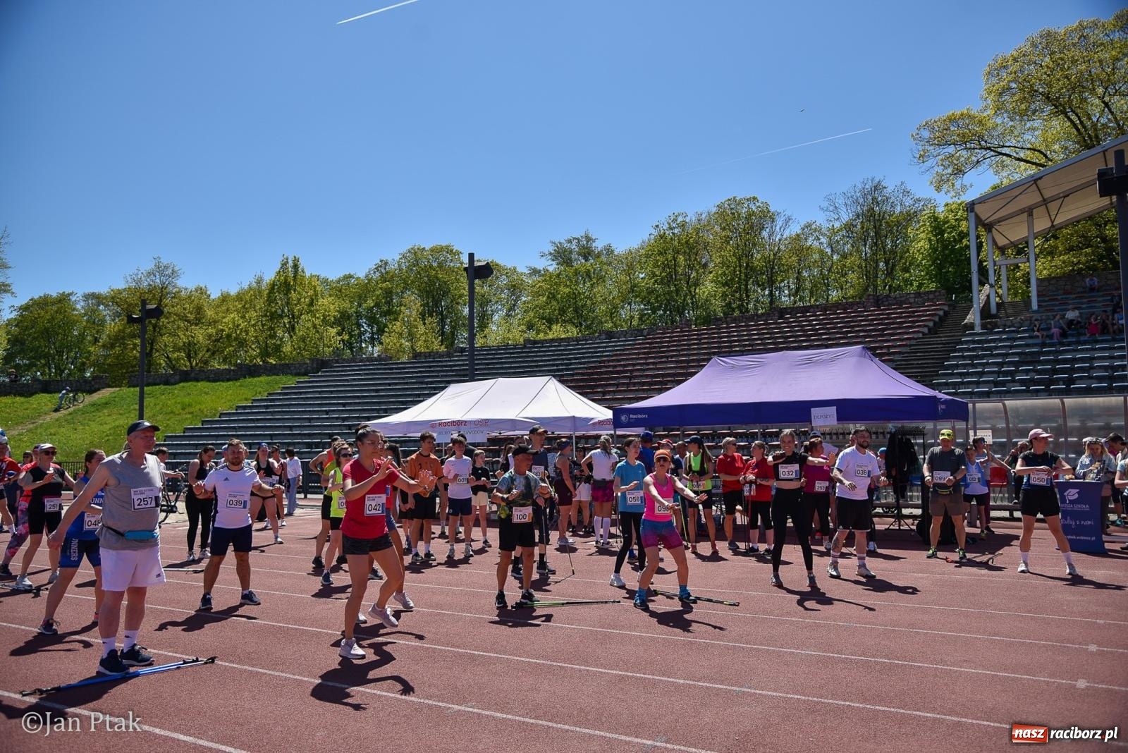Zdjęcie w galerii na portalu naszraciborz.pl: Bieg bez granic na stadionie OSiR. Sportowe święto 3 maja w Raciborzu [FOTO] wiadomości z regionu
