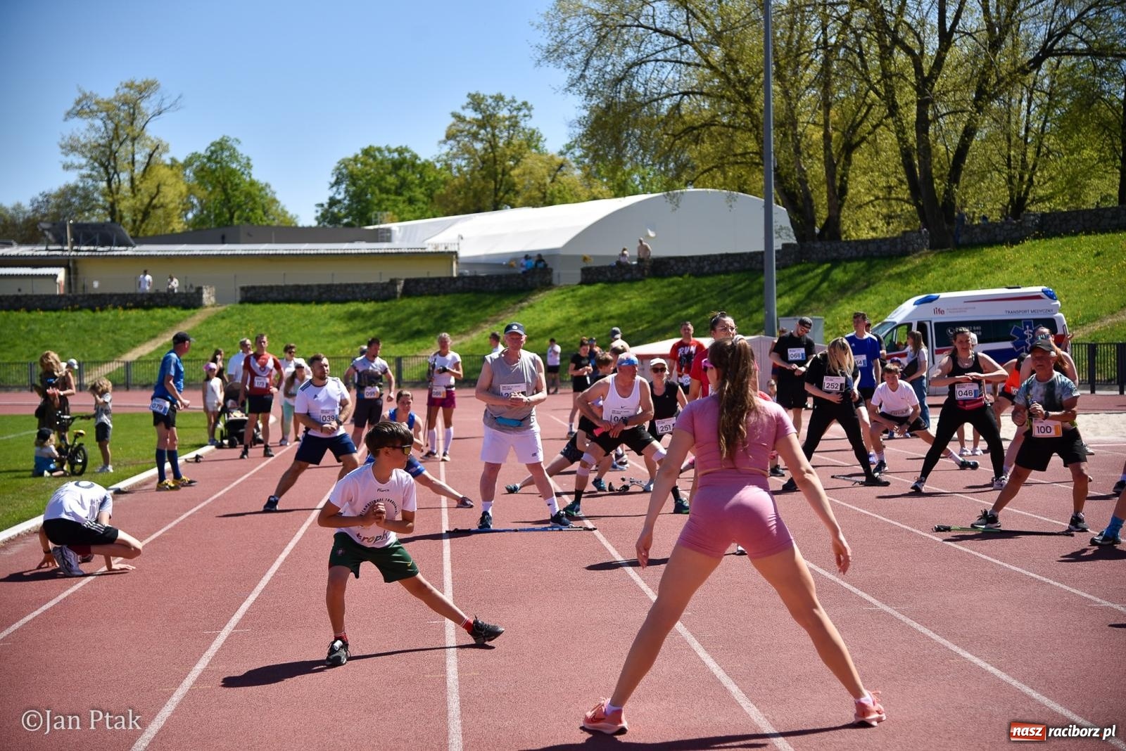 Zdjęcie w galerii na portalu naszraciborz.pl: Bieg bez granic na stadionie OSiR. Sportowe święto 3 maja w Raciborzu [FOTO] wiadomości z regionu