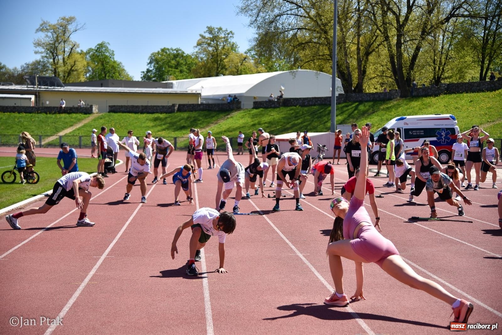 Zdjęcie w galerii na portalu naszraciborz.pl: Bieg bez granic na stadionie OSiR. Sportowe święto 3 maja w Raciborzu [FOTO] wiadomości z regionu