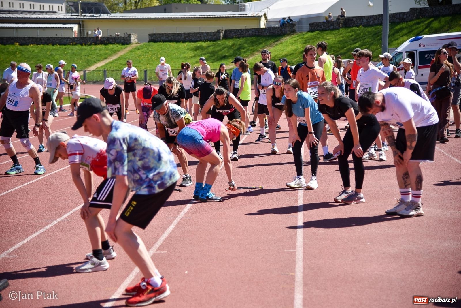 Zdjęcie w galerii na portalu naszraciborz.pl: Bieg bez granic na stadionie OSiR. Sportowe święto 3 maja w Raciborzu [FOTO] wiadomości z regionu